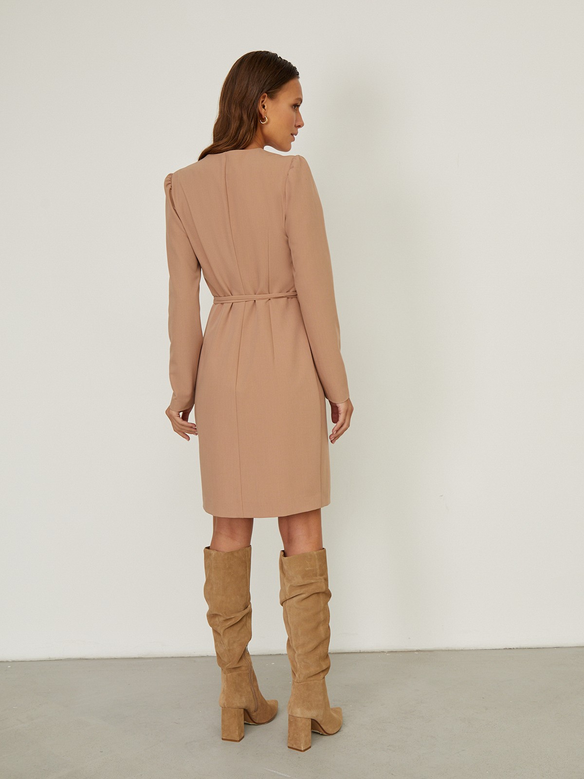 


Платье с драпировкой на запах и V-образным вырезом выполнено из однотонной ткани. Планка-застежка на крупные однотонные пуговицы сбоку. Тонкий пояс на талии.

На модели размер XS