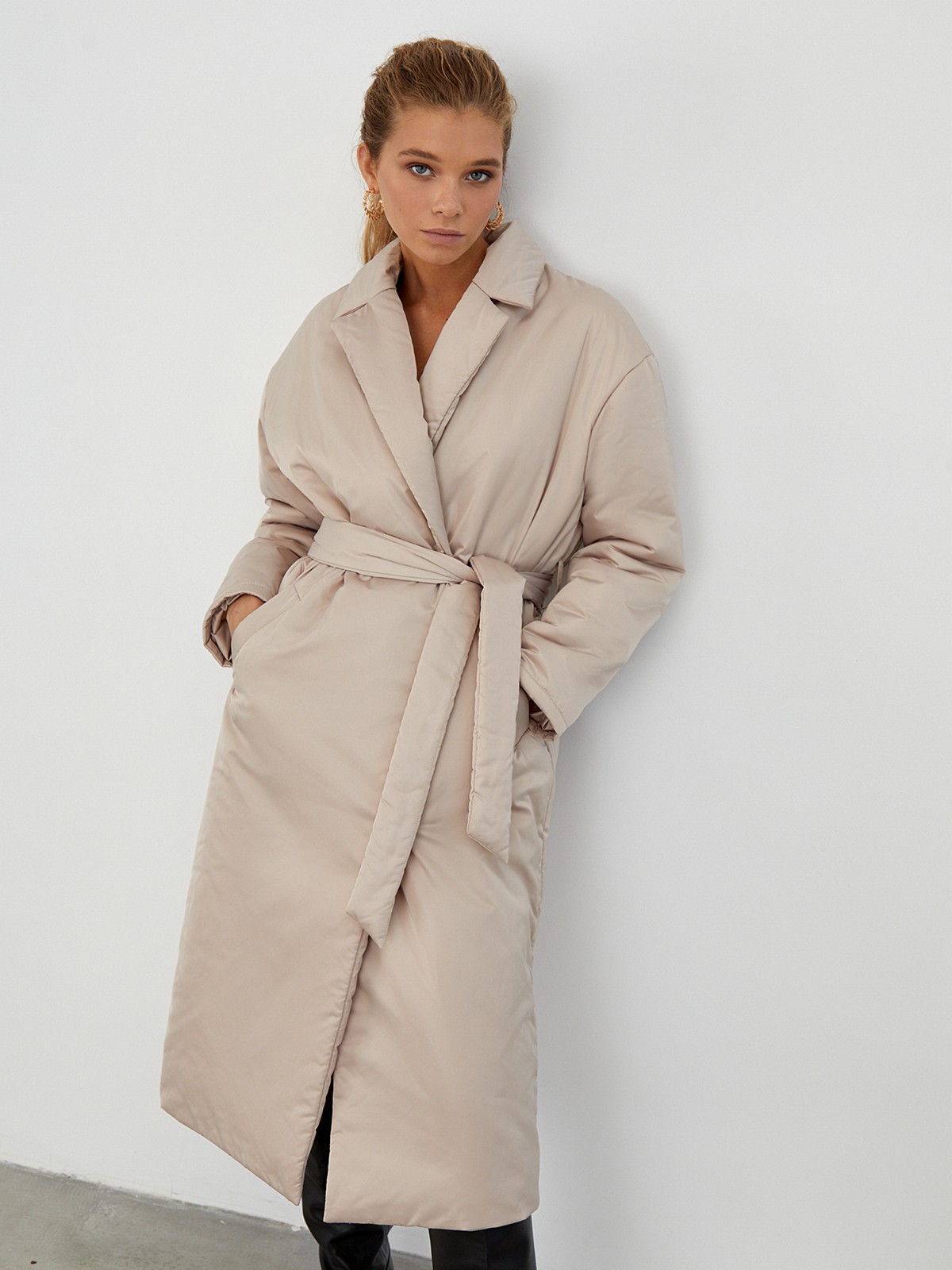 Пальто-халат миди на синтепоне на кнопках, цвет: бежевый Allweneed
Однотонное пальто-халат на синтепоне. Модель с пиджачным воротником и приспущенным плечевым швом. Мягкий пояс на талии подчеркивает силуэт. Застежка на кнопки.
Пальто выдержит холод и будет греть вас до -10 градусов.
На модели размер XS