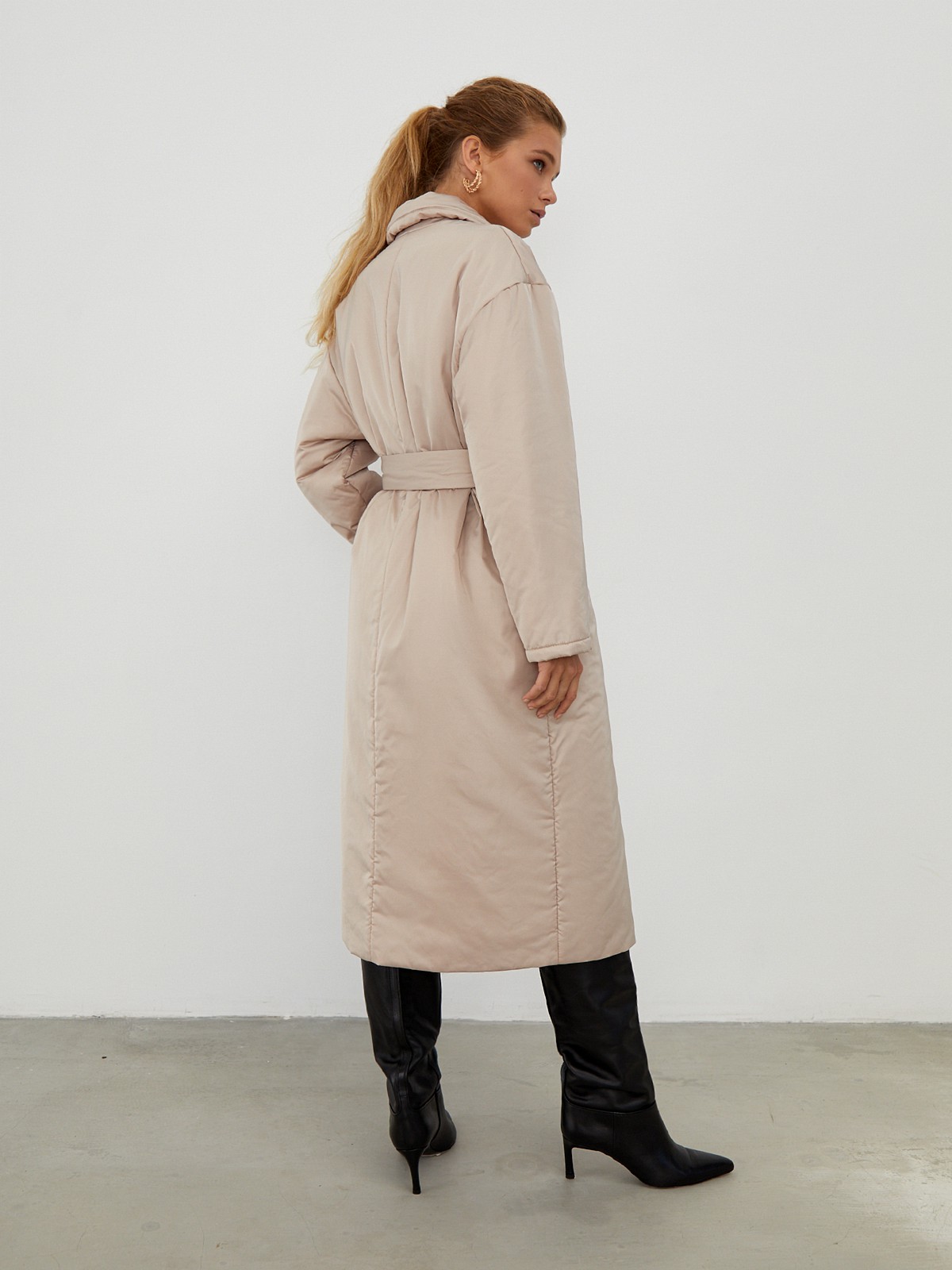 Пальто-халат миди на синтепоне на кнопках, цвет: бежевый Allweneed
Однотонное пальто-халат на синтепоне. Модель с пиджачным воротником и приспущенным плечевым швом. Мягкий пояс на талии подчеркивает силуэт. Застежка на кнопки.
Пальто выдержит холод и будет греть вас до -10 градусов.
На модели размер XS