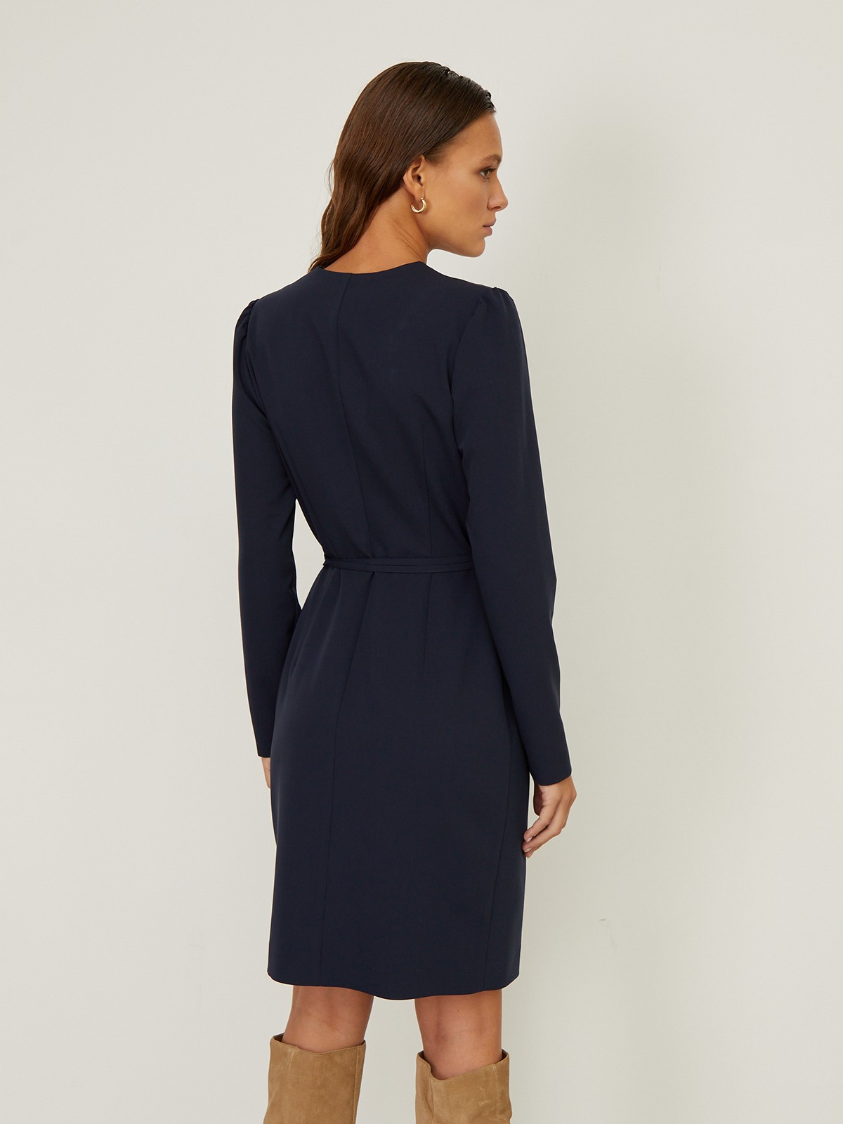 


Платье с драпировкой на запах и V-образным вырезом выполнено из однотонной ткани. Планка-застежка на крупные однотонные пуговицы сбоку. Тонкий пояс на талии.

На модели размер XS