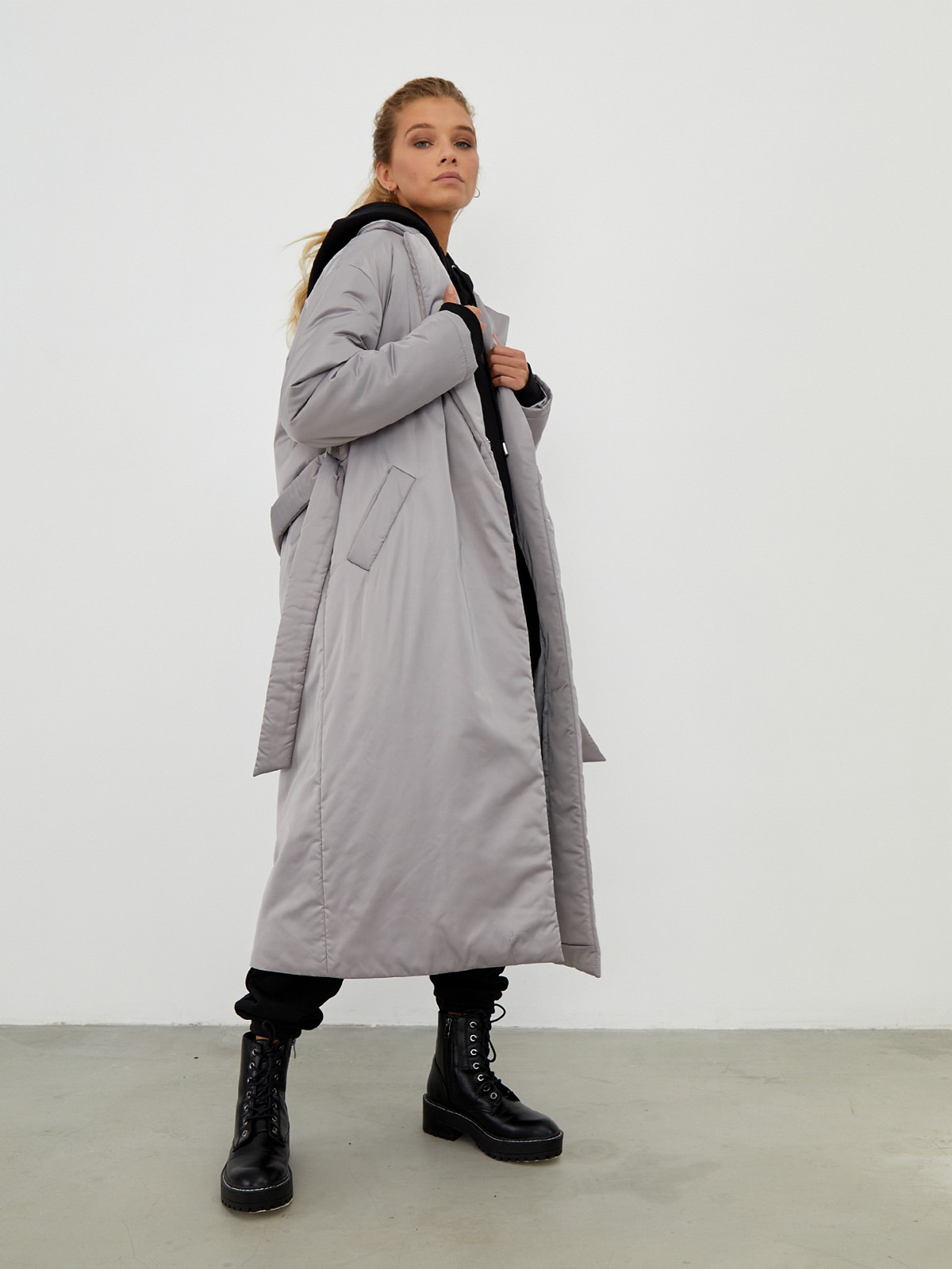 


Однотонное пальто-халат на синтепоне. Модель с пиджачным воротником и приспущенным плечевым швом. Мягкий пояс на талии подчеркивает силуэт. Застежка на кнопки.

Пальто выдержит холод и будет греть вас до -10 градусов.

На модели размер XS