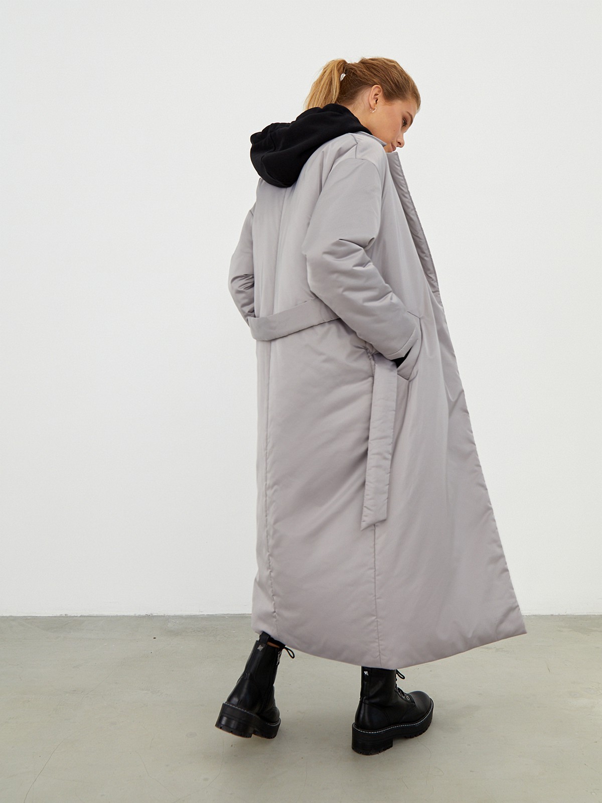 


Однотонное пальто-халат на синтепоне. Модель с пиджачным воротником и приспущенным плечевым швом. Мягкий пояс на талии подчеркивает силуэт. Застежка на кнопки.

Пальто выдержит холод и будет греть вас до -10 градусов.

На модели размер XS