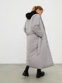 


Однотонное пальто-халат на синтепоне. Модель с пиджачным воротником и приспущенным плечевым швом. Мягкий пояс на талии подчеркивает силуэт. Застежка на кнопки.

Пальто выдержит холод и будет греть вас до -10 градусов.

На модели размер XS