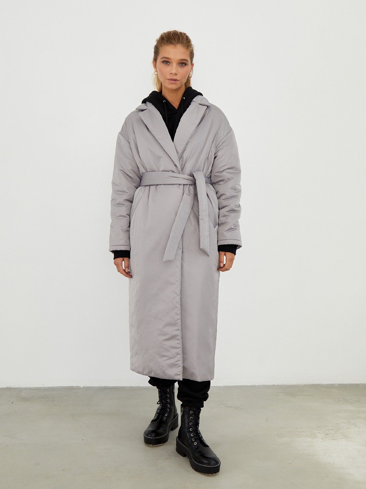 


Однотонное пальто-халат на синтепоне. Модель с пиджачным воротником и приспущенным плечевым швом. Мягкий пояс на талии подчеркивает силуэт. Застежка на кнопки.

Пальто выдержит холод и будет греть вас до -10 градусов.

На модели размер XS