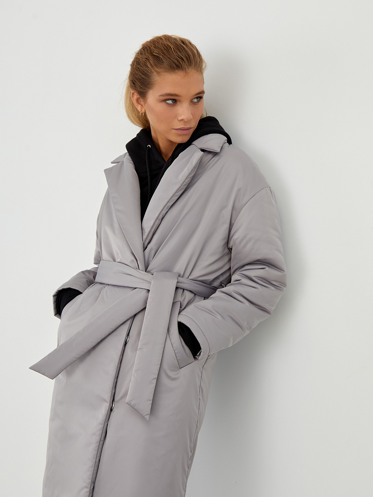 


Однотонное пальто-халат на синтепоне. Модель с пиджачным воротником и приспущенным плечевым швом. Мягкий пояс на талии подчеркивает силуэт. Застежка на кнопки.

Пальто выдержит холод и будет греть вас до -10 градусов.

На модели размер XS