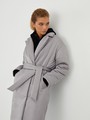 


Однотонное пальто-халат на синтепоне. Модель с пиджачным воротником и приспущенным плечевым швом. Мягкий пояс на талии подчеркивает силуэт. Застежка на кнопки.

Пальто выдержит холод и будет греть вас до -10 градусов.

На модели размер XS
