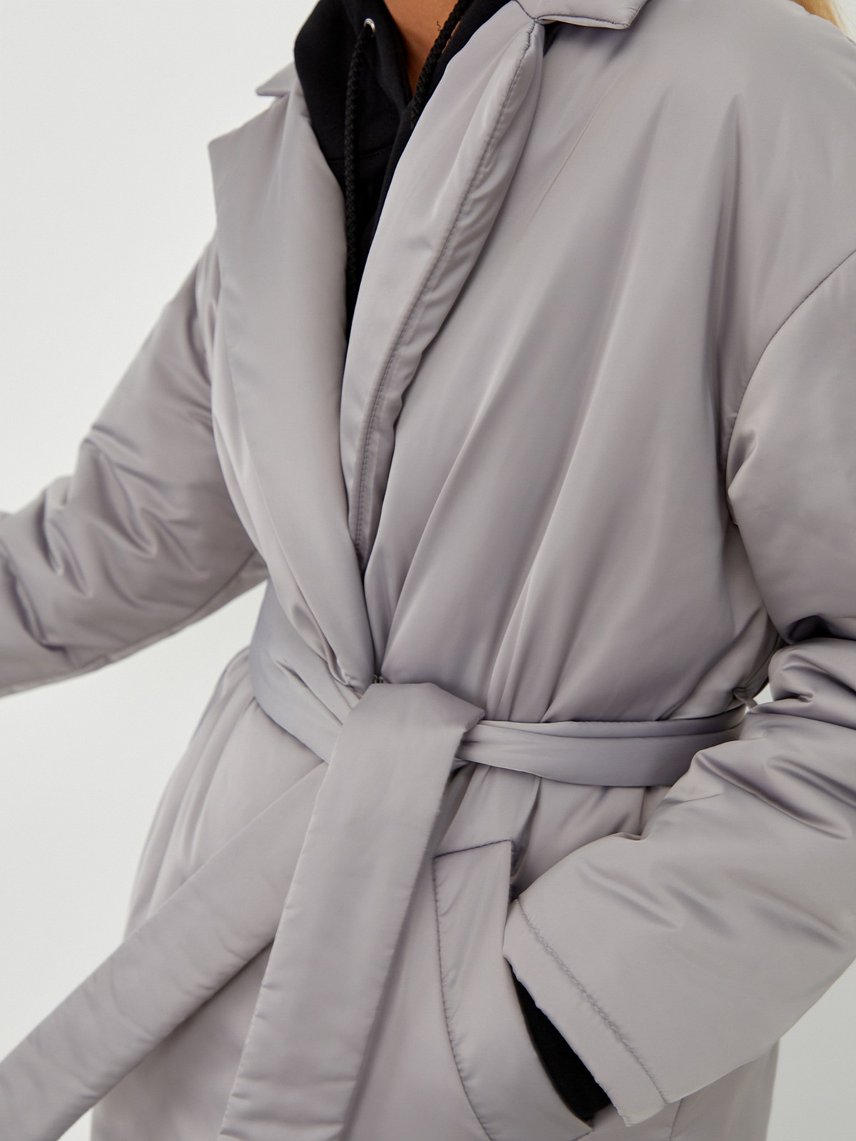 


Однотонное пальто-халат на синтепоне. Модель с пиджачным воротником и приспущенным плечевым швом. Мягкий пояс на талии подчеркивает силуэт. Застежка на кнопки.

Пальто выдержит холод и будет греть вас до -10 градусов.

На модели размер XS