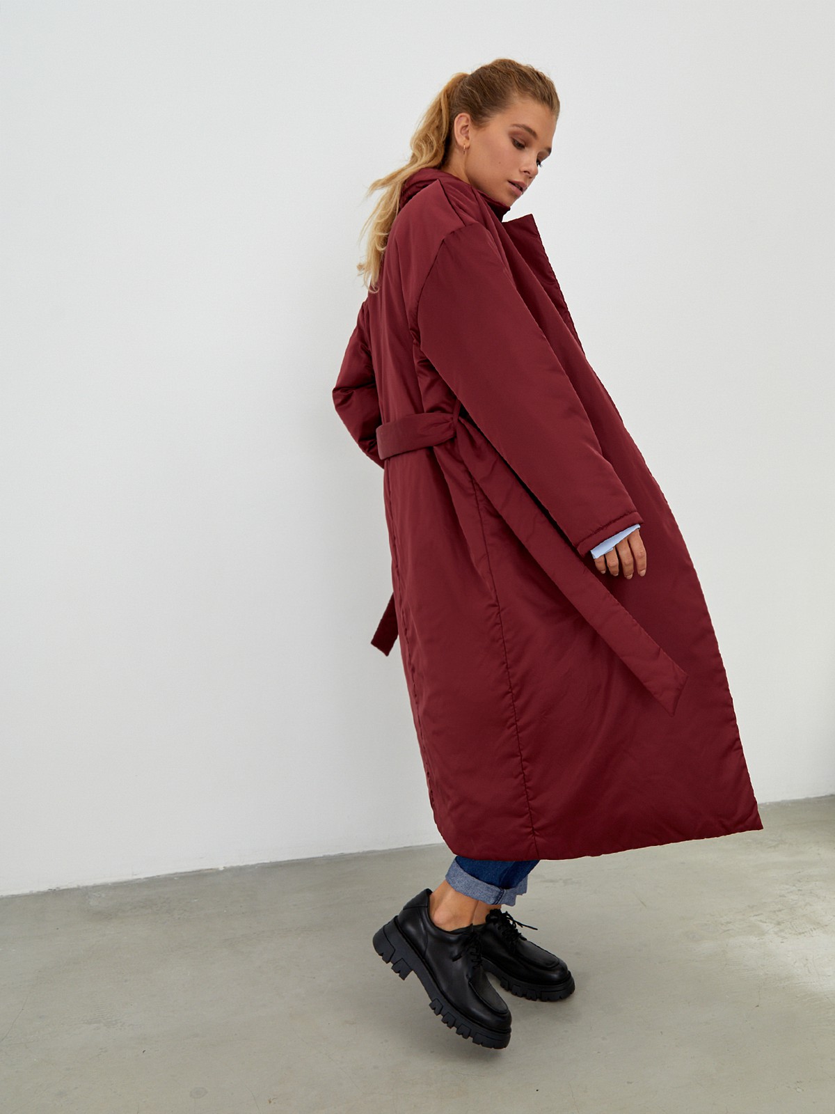 


Однотонное пальто-халат на синтепоне. Модель с пиджачным воротником и приспущенным плечевым швом. Мягкий пояс на талии подчеркивает силуэт. Застежка на кнопки.

Пальто выдержит холод и будет греть вас до -10 градусов.

На модели размер XS