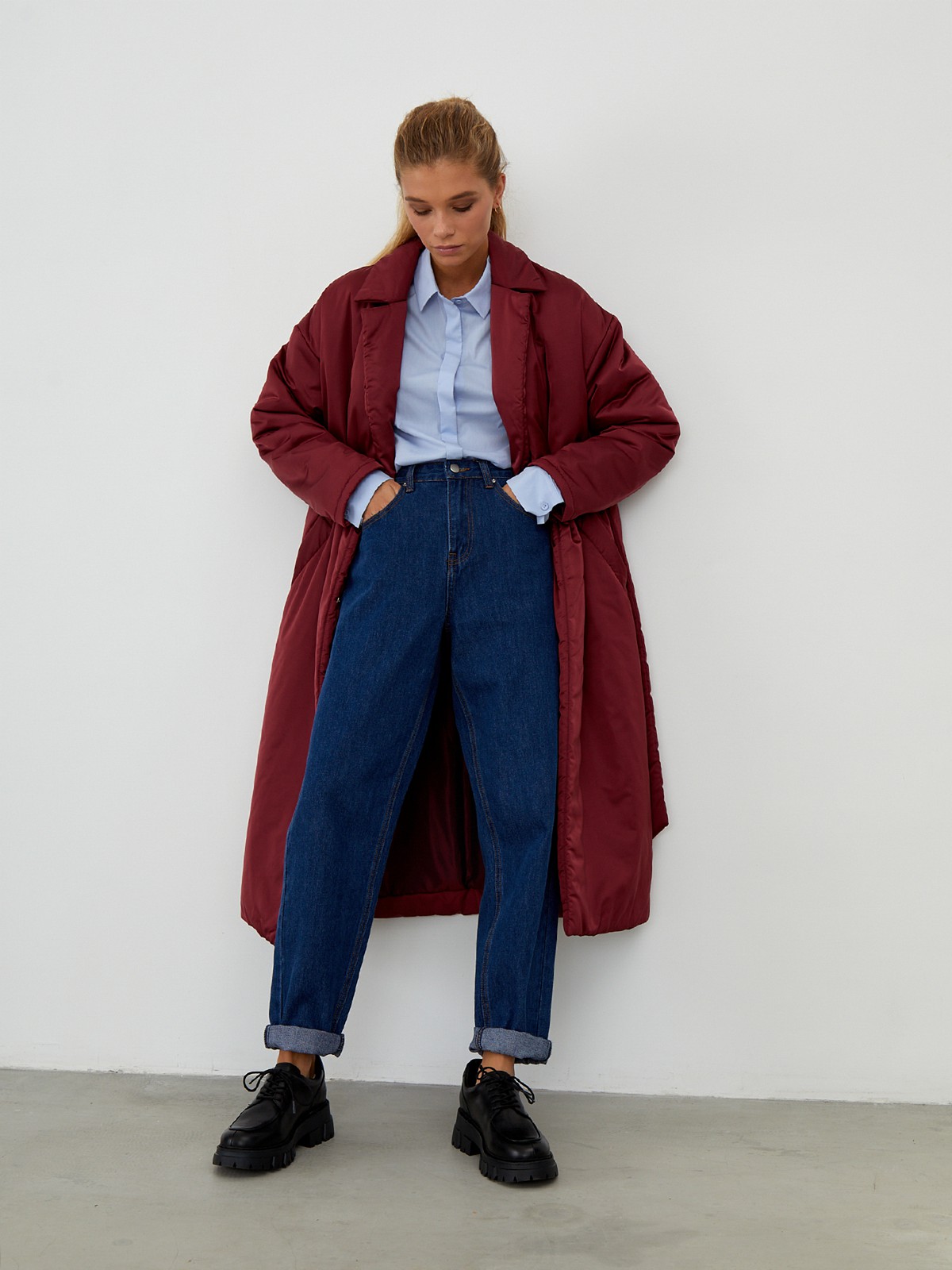 


Однотонное пальто-халат на синтепоне. Модель с пиджачным воротником и приспущенным плечевым швом. Мягкий пояс на талии подчеркивает силуэт. Застежка на кнопки.

Пальто выдержит холод и будет греть вас до -10 градусов.

На модели размер XS