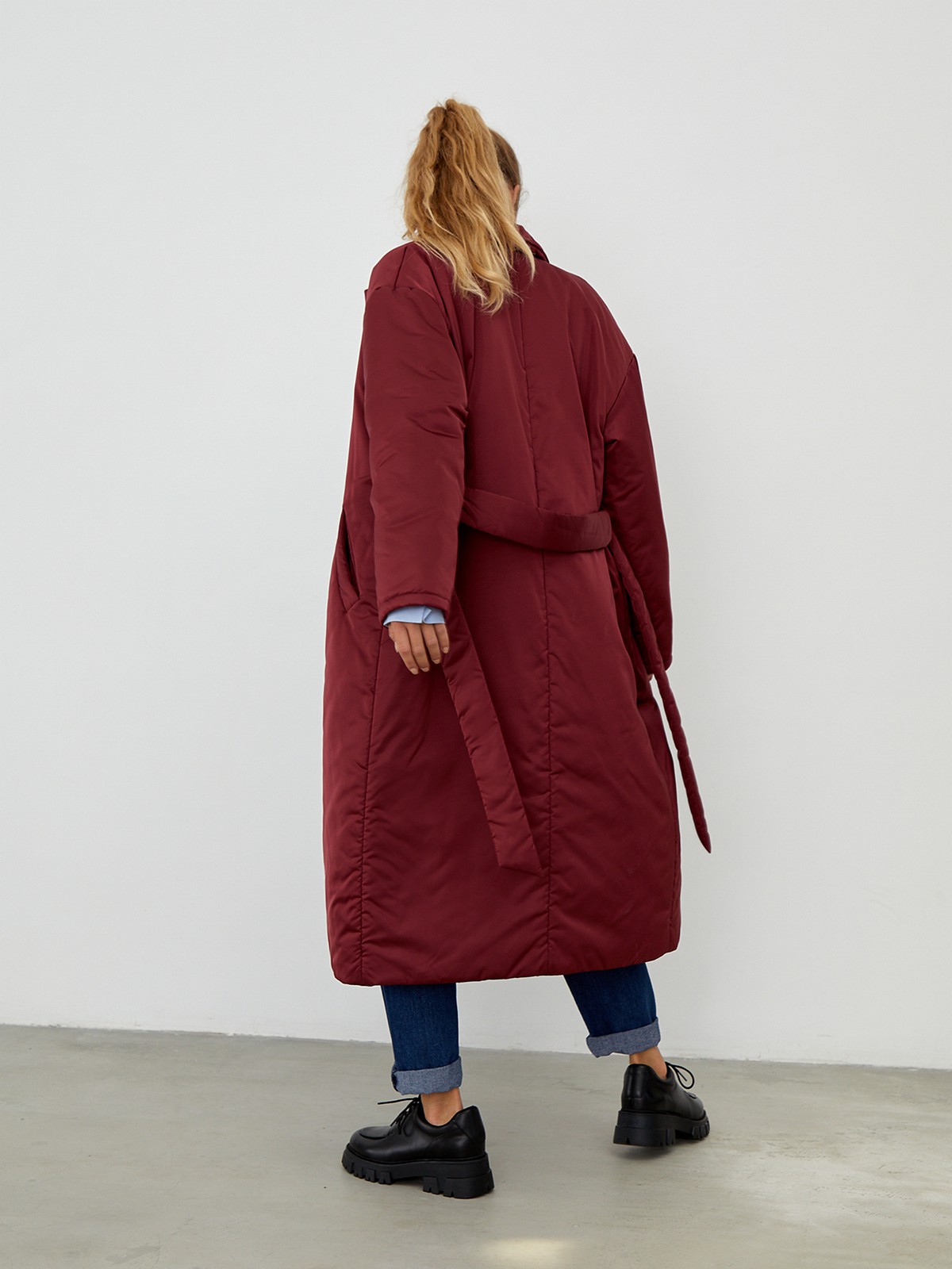 


Однотонное пальто-халат на синтепоне. Модель с пиджачным воротником и приспущенным плечевым швом. Мягкий пояс на талии подчеркивает силуэт. Застежка на кнопки.

Пальто выдержит холод и будет греть вас до -10 градусов.

На модели размер XS