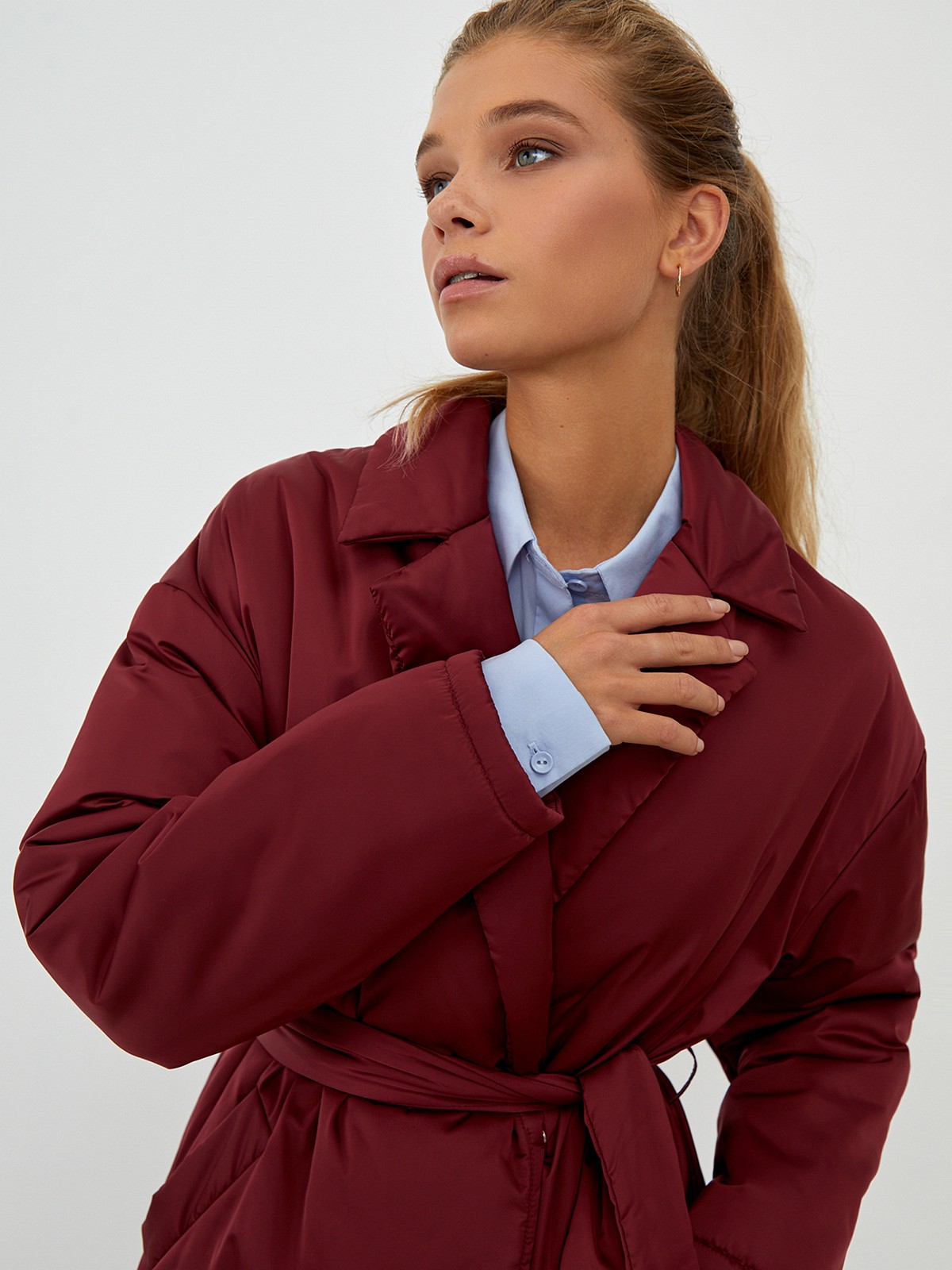 


Однотонное пальто-халат на синтепоне. Модель с пиджачным воротником и приспущенным плечевым швом. Мягкий пояс на талии подчеркивает силуэт. Застежка на кнопки.

Пальто выдержит холод и будет греть вас до -10 градусов.

На модели размер XS