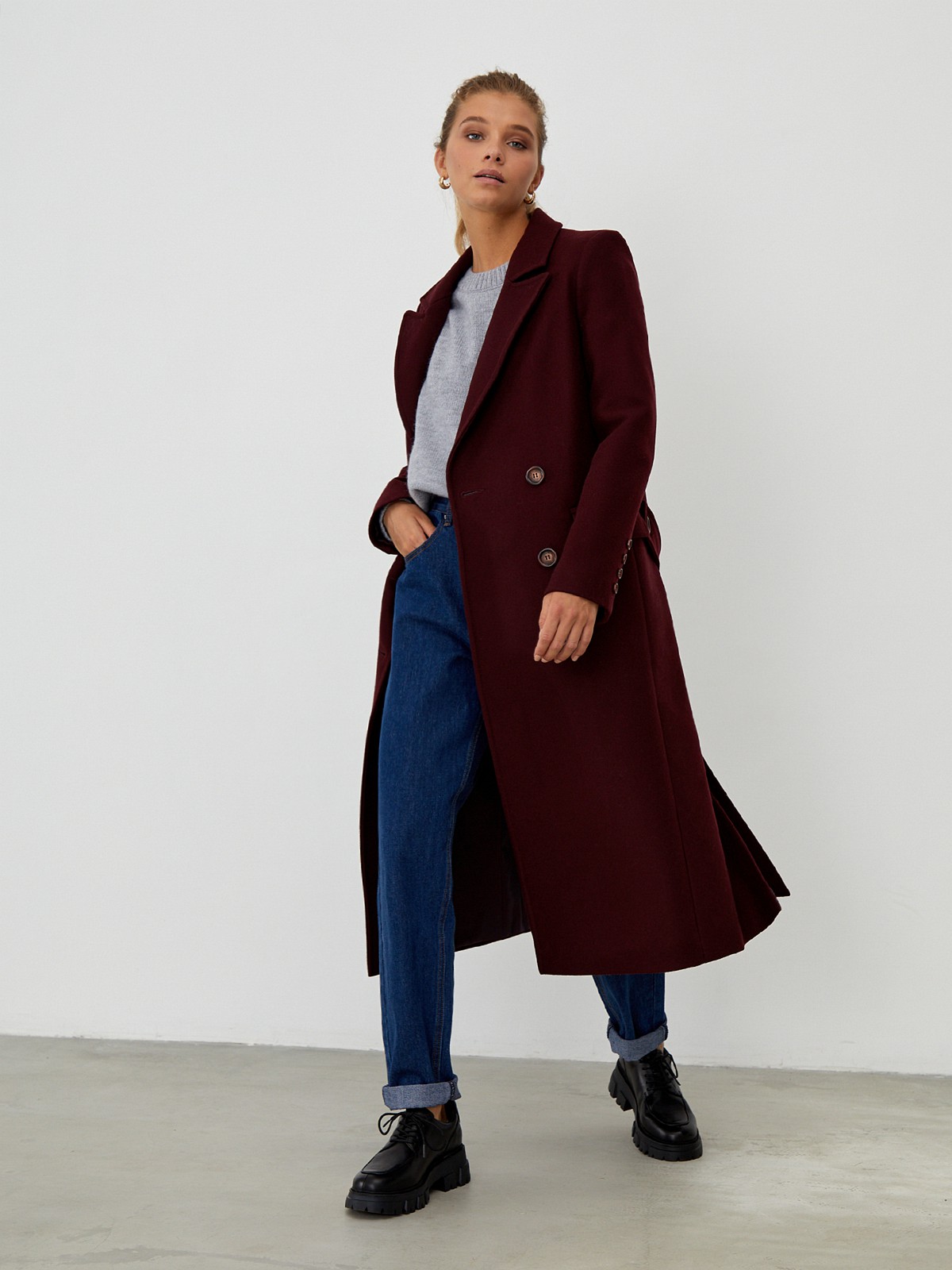 Двубортное пальто прямого кроя длины миди из мягкой шерсти на подкладе с двумя шлицами. Дополнено хлястиком на спинке. Главное преимущество этой модели - структурированный силуэт.

На модели размер XS