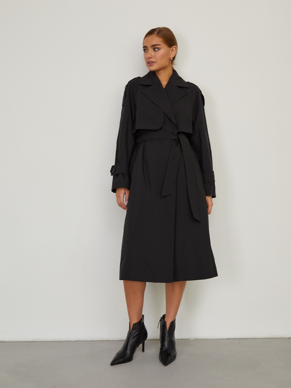 Демисезонный двубортный плащпрямого силуэта. Модель дополнена съемным поясом, отлетной кокеткой на груди и хлястиками на рукавах. Тренч свободного кроя с рукавами реглан станет незаменимой вещью в вашем гардеробе при создании смелых городских образов.

На модели размер XS/S