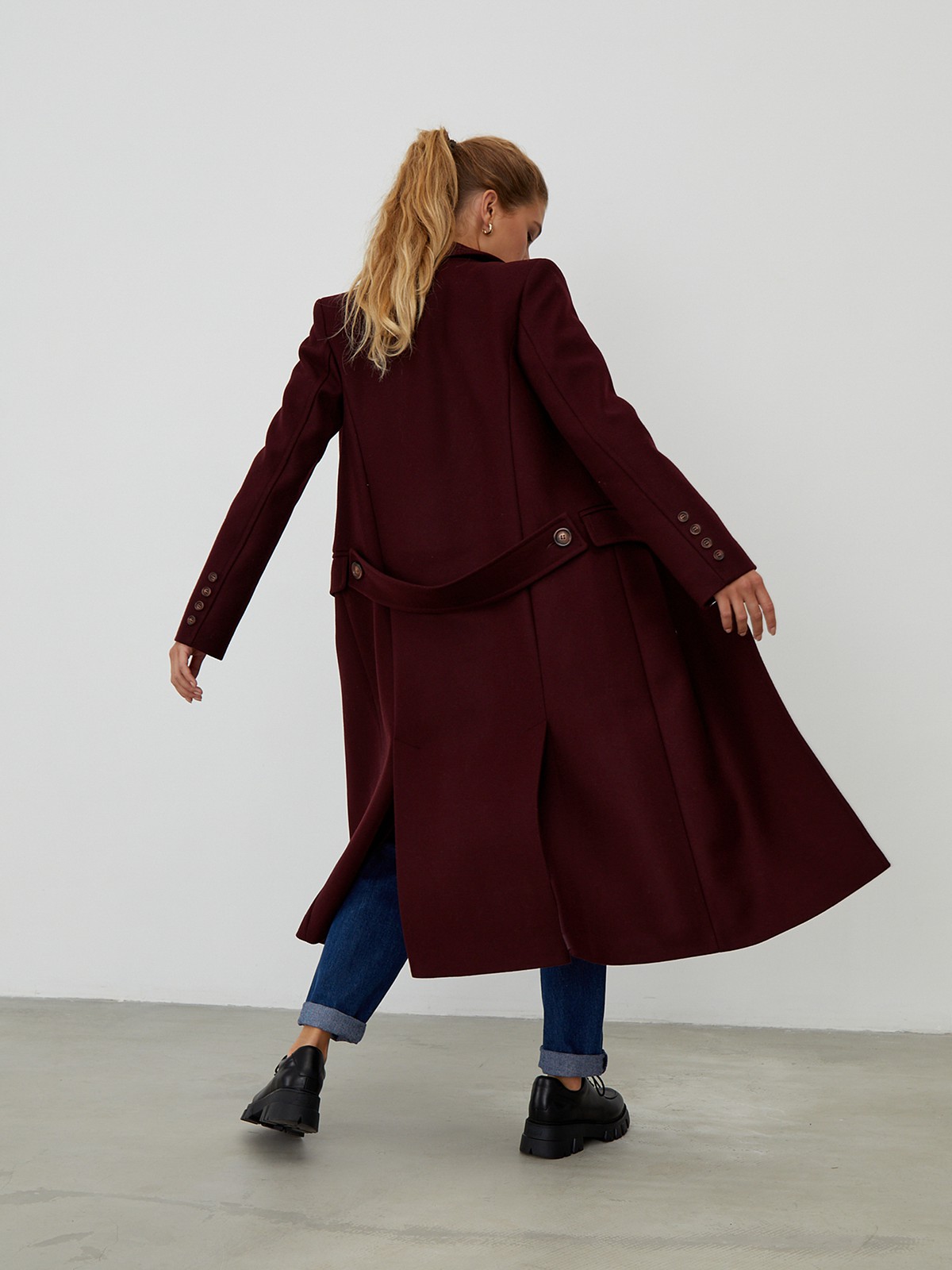 Двубортное пальто прямого кроя длины миди из мягкой шерсти на подкладе с двумя шлицами. Дополнено хлястиком на спинке. Главное преимущество этой модели - структурированный силуэт.

На модели размер XS