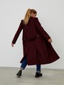 Двубортное пальто прямого кроя длины миди из мягкой шерсти на подкладе с двумя шлицами. Дополнено хлястиком на спинке. Главное преимущество этой модели - структурированный силуэт.

На модели размер XS