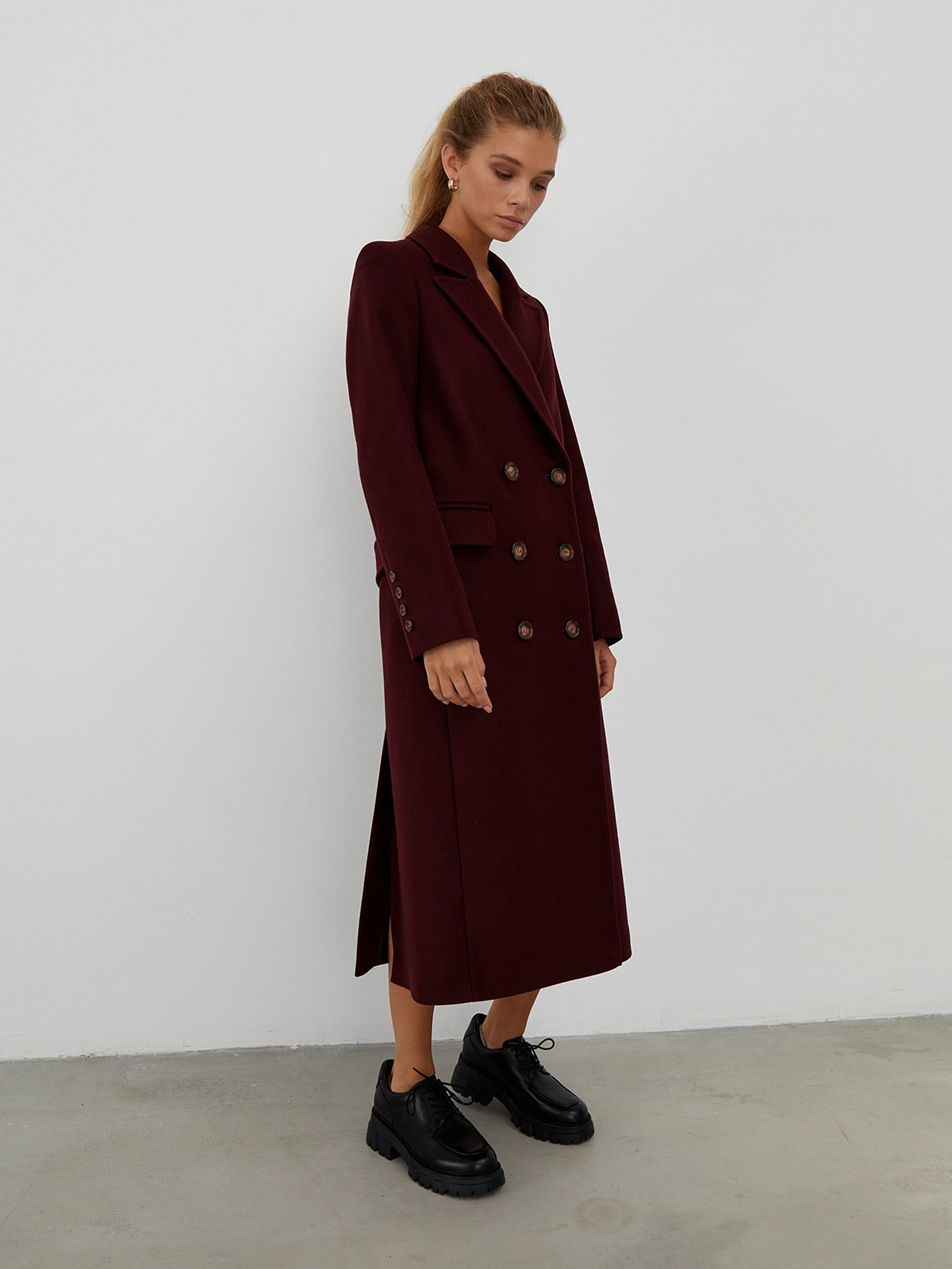 Двубортное пальто прямого кроя длины миди из мягкой шерсти на подкладе с двумя шлицами. Дополнено хлястиком на спинке. Главное преимущество этой модели - структурированный силуэт.

На модели размер XS