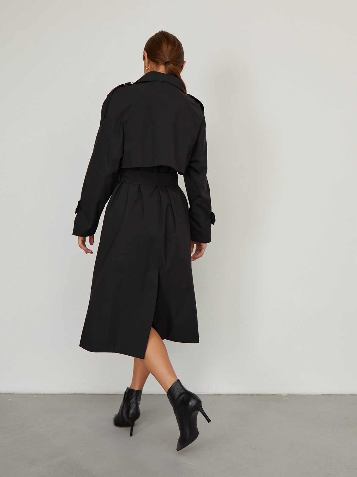 Демисезонный двубортный плащпрямого силуэта. Модель дополнена съемным поясом, отлетной кокеткой на груди и хлястиками на рукавах. Тренч свободного кроя с рукавами реглан станет незаменимой вещью в вашем гардеробе при создании смелых городских образов.

На модели размер XS/S