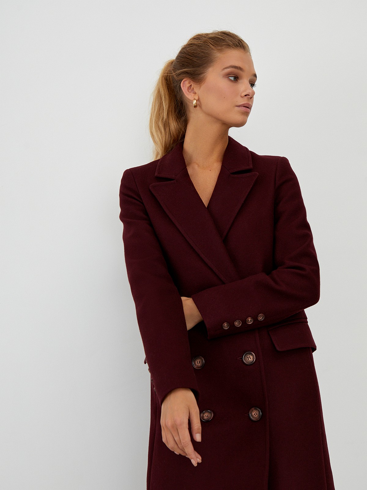 Двубортное пальто прямого кроя длины миди из мягкой шерсти на подкладе с двумя шлицами. Дополнено хлястиком на спинке. Главное преимущество этой модели - структурированный силуэт.

На модели размер XS