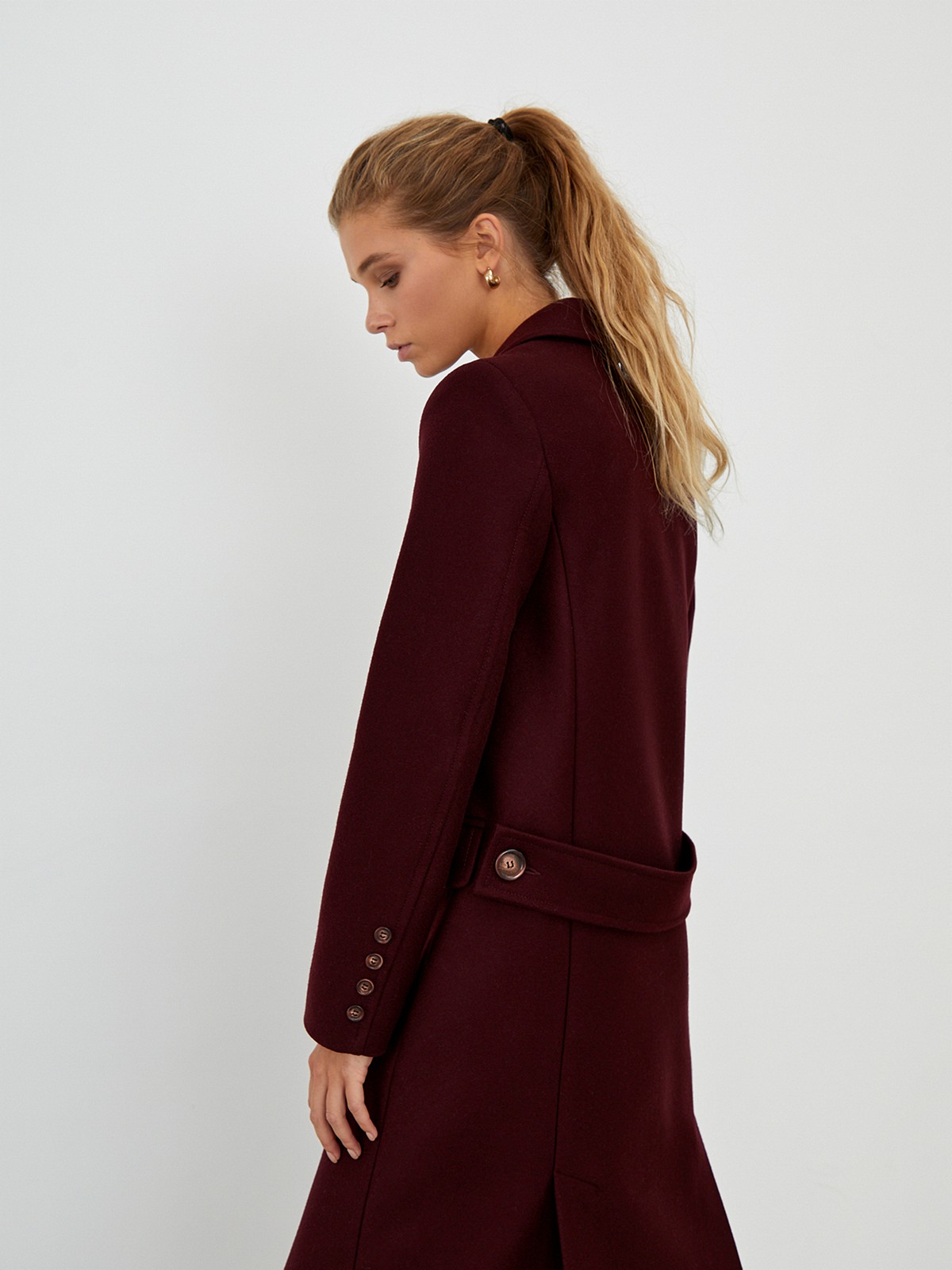 Двубортное пальто прямого кроя длины миди из мягкой шерсти на подкладе с двумя шлицами. Дополнено хлястиком на спинке. Главное преимущество этой модели - структурированный силуэт.

На модели размер XS