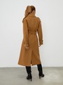 Двубортное пальто-тренч свободного кроя с застежкой на пуговицы. Дополнено поясом, пряжкой на манжетах и погонами в тон изделия. Модный силуэт оверсайз позволяет создавать дерзкие образы в стиле80-х гг.

На модели размер XS