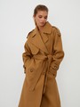 Двубортное пальто-тренч свободного кроя с застежкой на пуговицы. Дополнено поясом, пряжкой на манжетах и погонами в тон изделия. Модный силуэт оверсайз позволяет создавать дерзкие образы в стиле80-х гг.

На модели размер XS