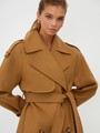 Двубортное пальто-тренч свободного кроя с застежкой на пуговицы. Дополнено поясом, пряжкой на манжетах и погонами в тон изделия. Модный силуэт оверсайз позволяет создавать дерзкие образы в стиле80-х гг.

На модели размер XS