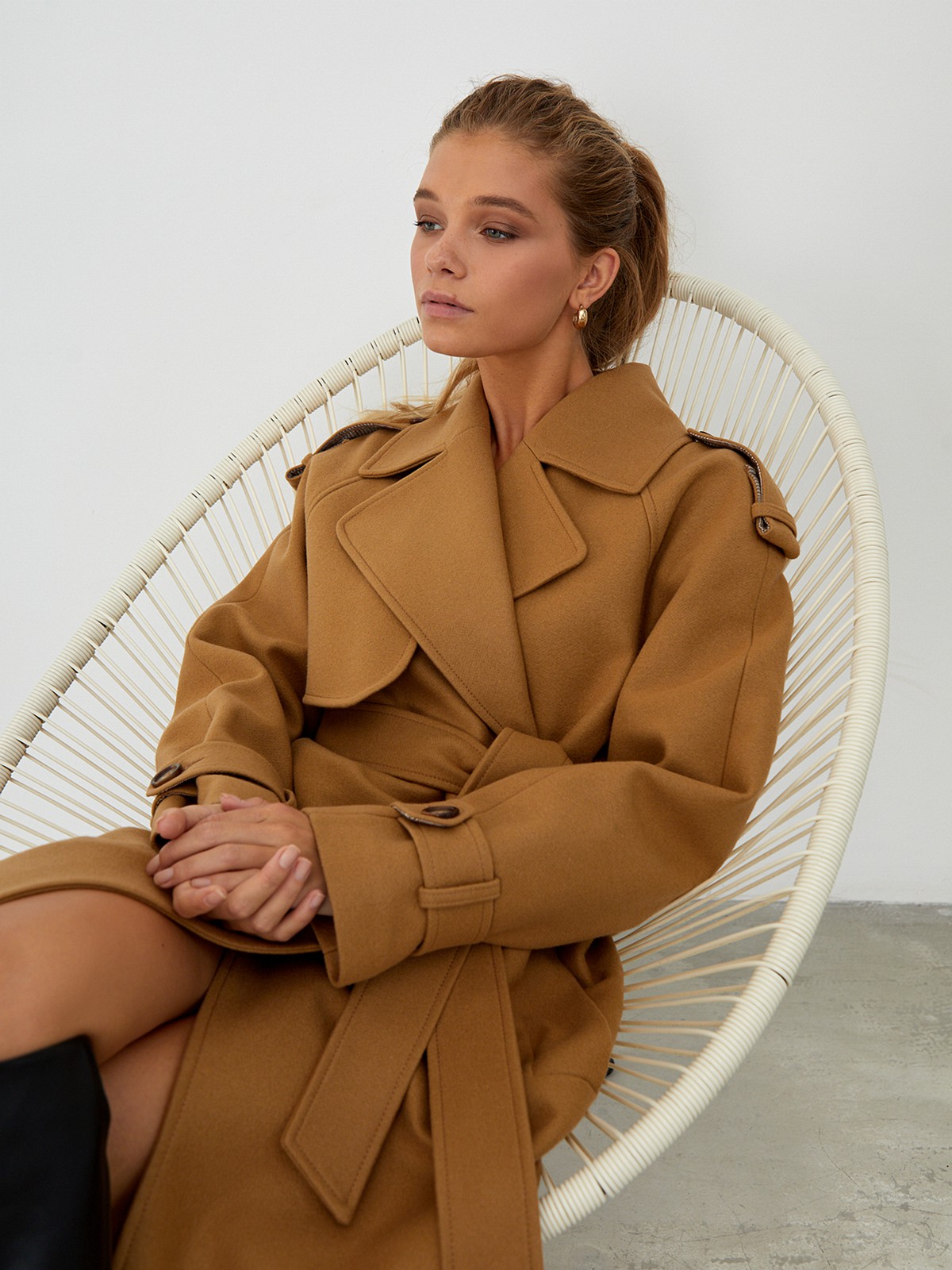 Двубортное пальто-тренч свободного кроя с застежкой на пуговицы. Дополнено поясом, пряжкой на манжетах и погонами в тон изделия. Модный силуэт оверсайз позволяет создавать дерзкие образы в стиле80-х гг.

На модели размер XS