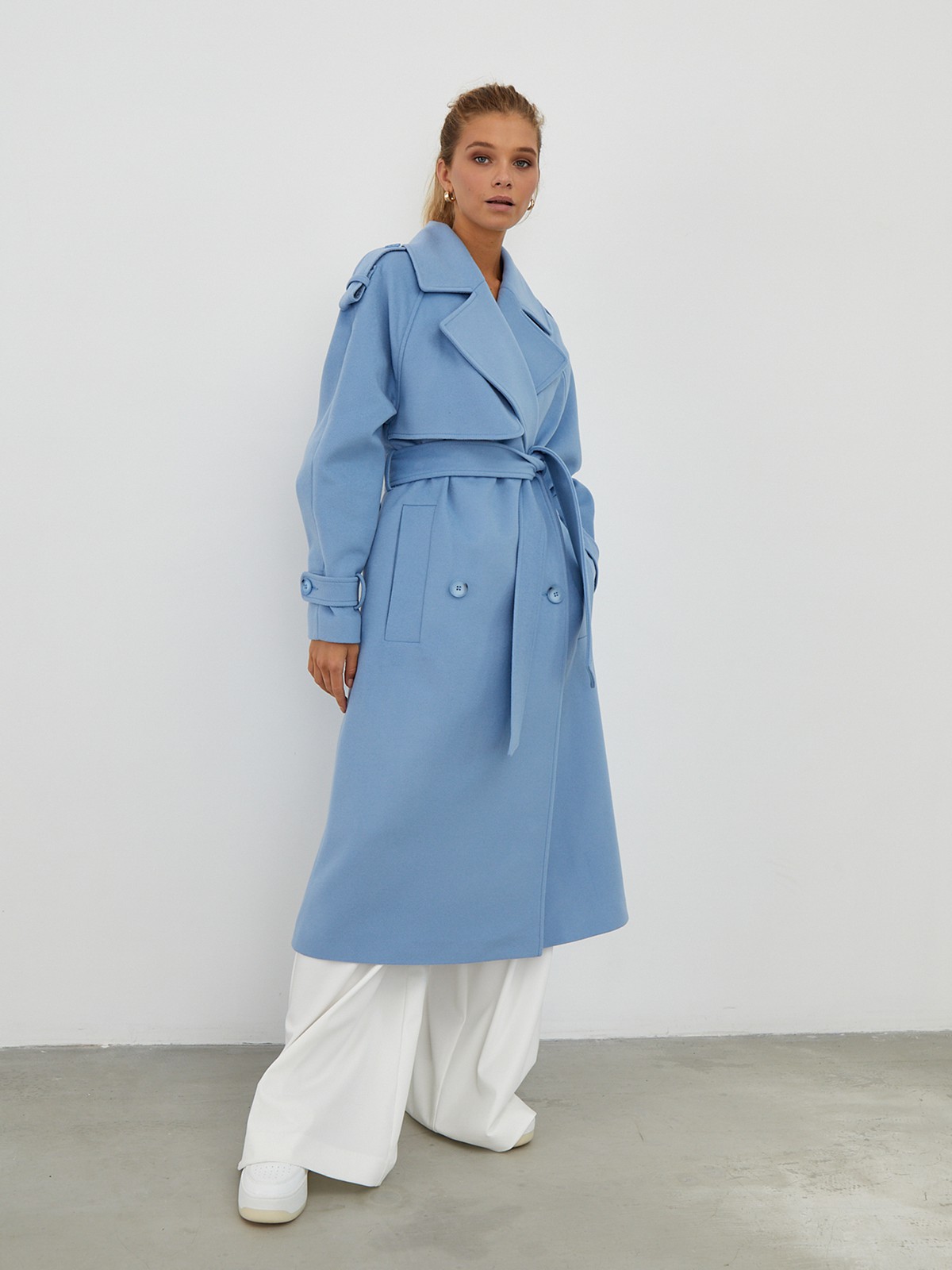 Двубортное пальто-тренч свободного кроя с застежкой на пуговицы. Дополнено поясом, пряжкой на манжетах и погонами в тон изделия. Модный силуэт оверсайз позволяет создавать дерзкие образы в стиле80-х гг.

На модели размер XS