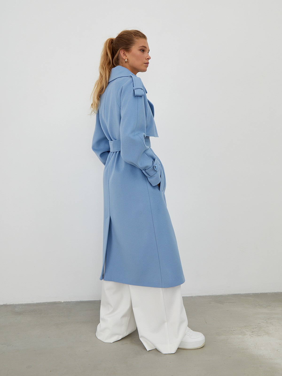 Двубортное пальто-тренч свободного кроя с застежкой на пуговицы. Дополнено поясом, пряжкой на манжетах и погонами в тон изделия. Модный силуэт оверсайз позволяет создавать дерзкие образы в стиле80-х гг.

На модели размер XS