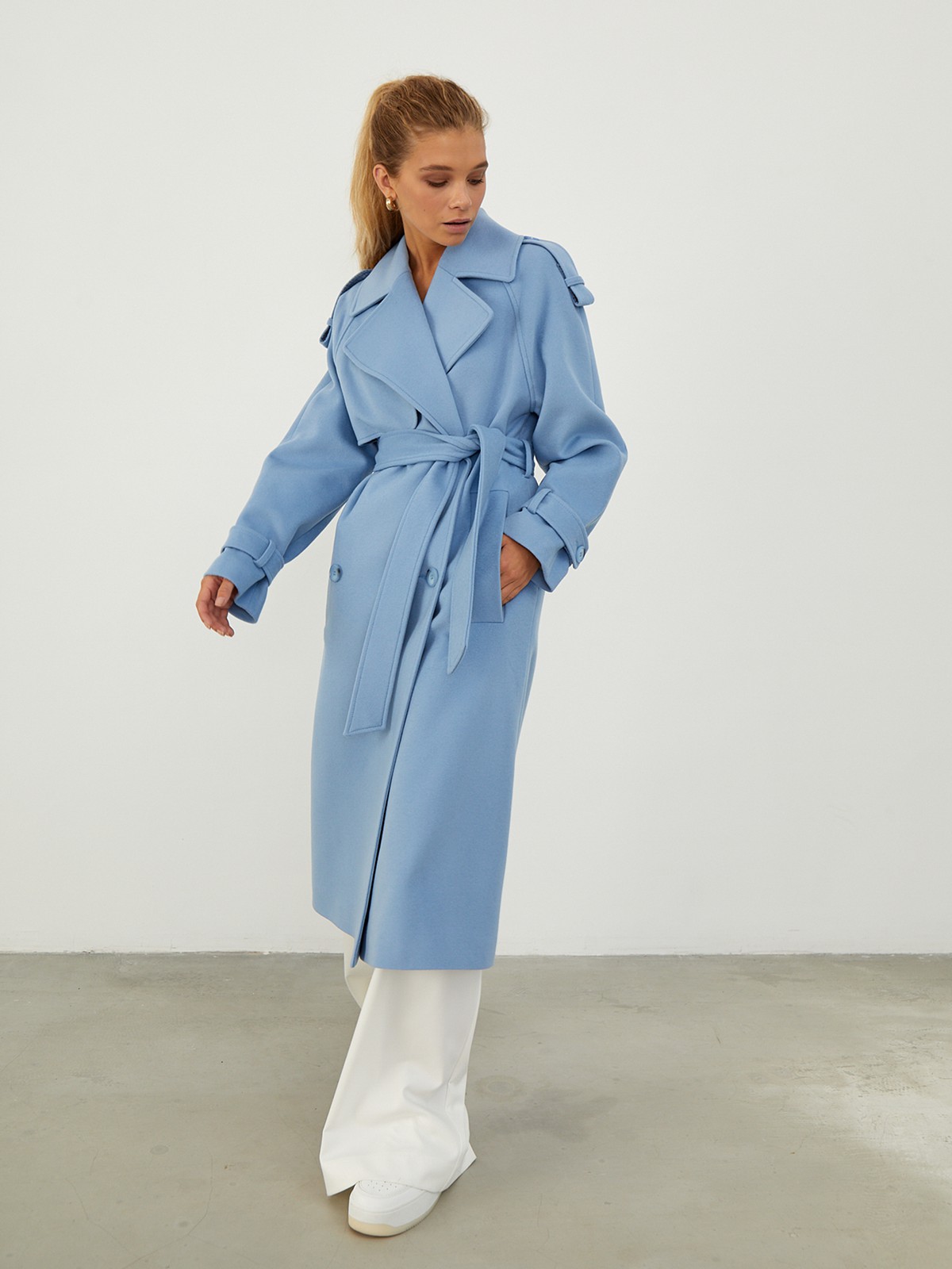 Двубортное пальто-тренч свободного кроя с застежкой на пуговицы. Дополнено поясом, пряжкой на манжетах и погонами в тон изделия. Модный силуэт оверсайз позволяет создавать дерзкие образы в стиле80-х гг.

На модели размер XS