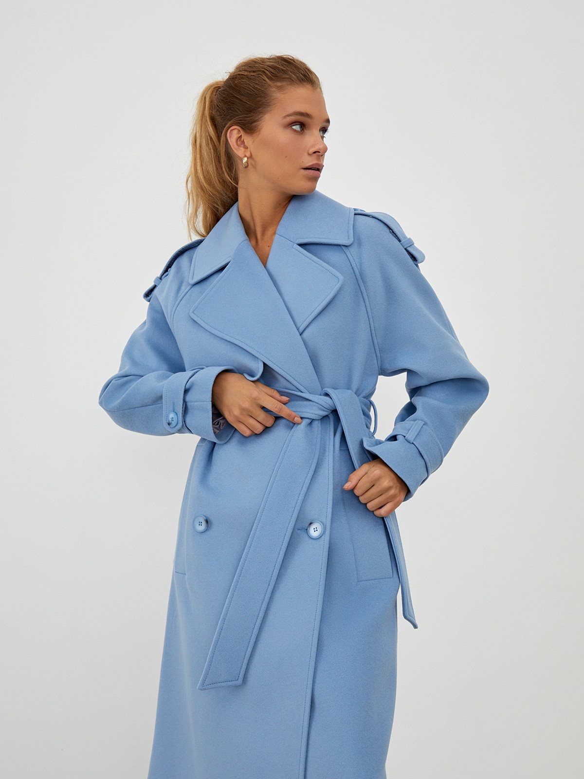 Двубортное пальто-тренч свободного кроя с застежкой на пуговицы. Дополнено поясом, пряжкой на манжетах и погонами в тон изделия. Модный силуэт оверсайз позволяет создавать дерзкие образы в стиле80-х гг.

На модели размер XS