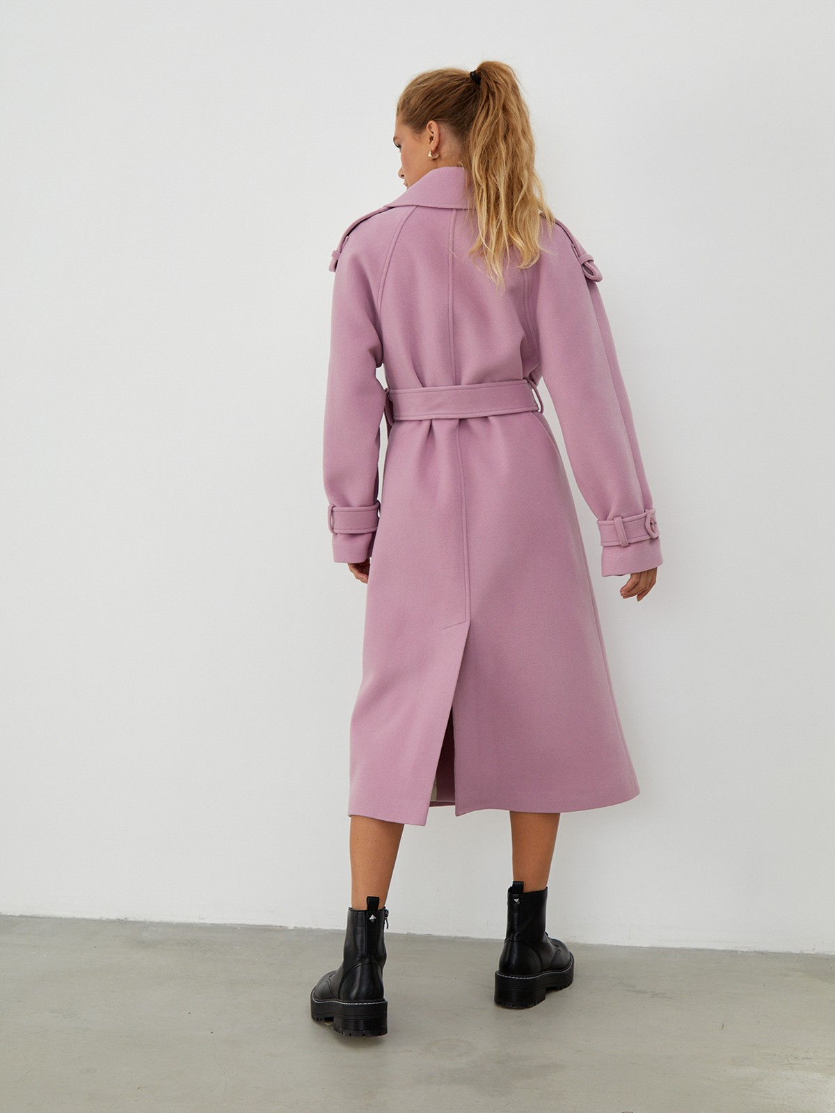 Двубортное пальто-тренч свободного кроя с застежкой на пуговицы. Дополнено поясом, пряжкой на манжетах и погонами в тон изделия. Модный силуэт оверсайз позволяет создавать дерзкие образы в стиле80-х гг.

На модели размер XS