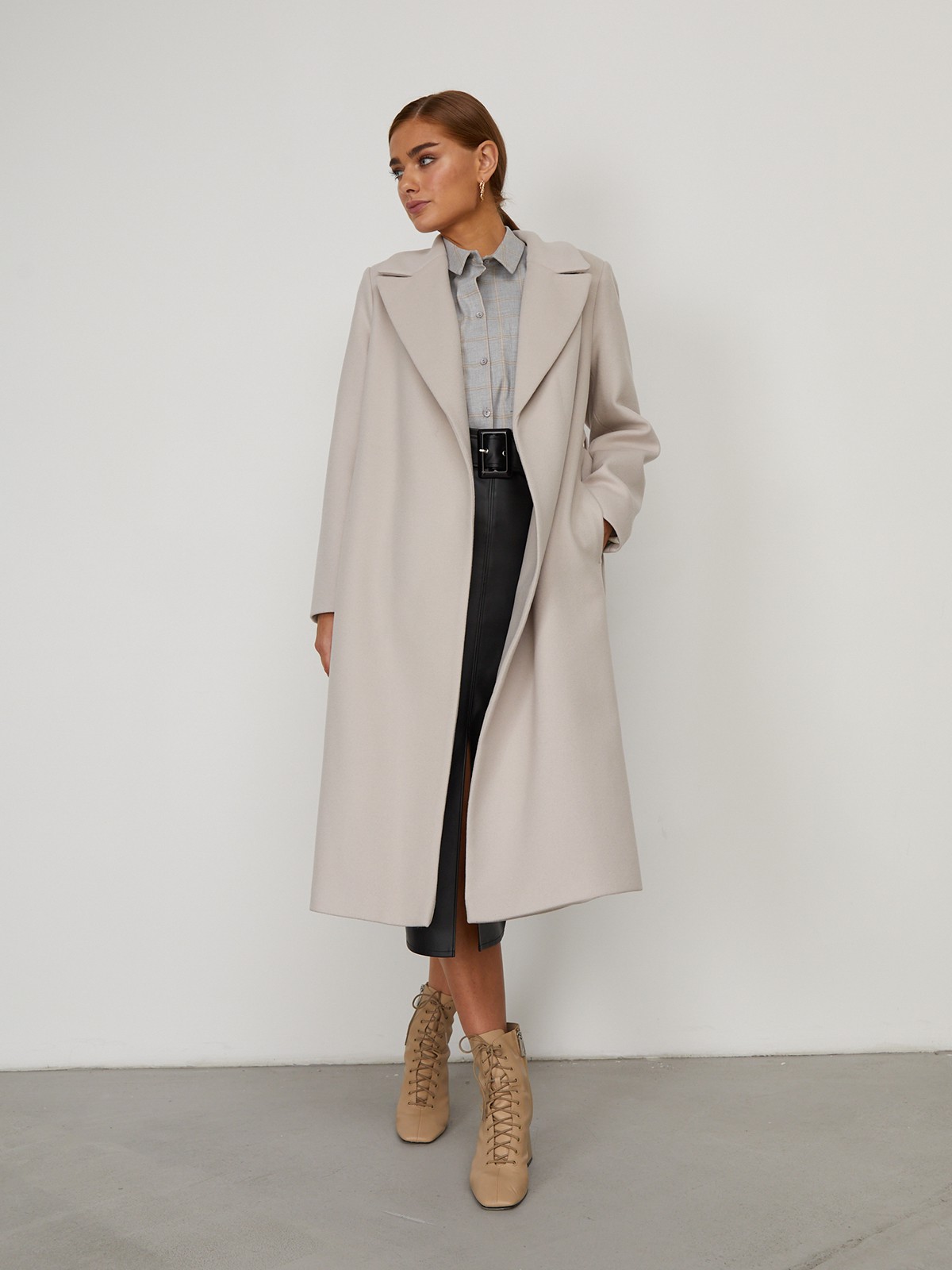 Пальто из плотной шерсти на подкладе. Модель прямого силуэта с английским воротником, классической линией плеча. Дополнено двумя вместительными втачными карманами и поясом из основного материала.
Женственный силуэт пальто и пояс, подчеркивающий талию, делает эту модель идеальным вариантом для любителей классики.

На модели размер M