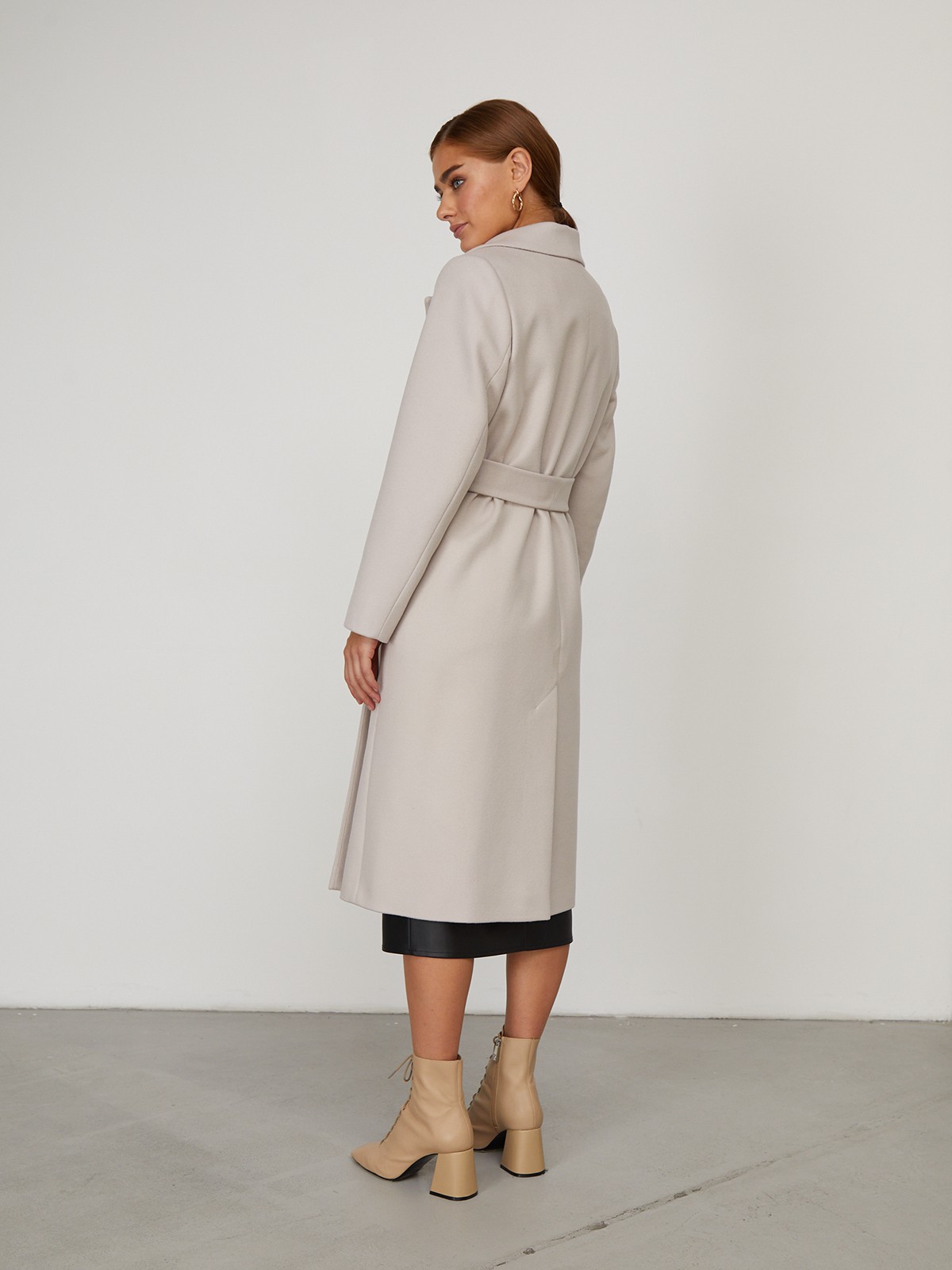 Пальто из плотной шерсти на подкладе. Модель прямого силуэта с английским воротником, классической линией плеча. Дополнено двумя вместительными втачными карманами и поясом из основного материала.
Женственный силуэт пальто и пояс, подчеркивающий талию, делает эту модель идеальным вариантом для любителей классики.

На модели размер M