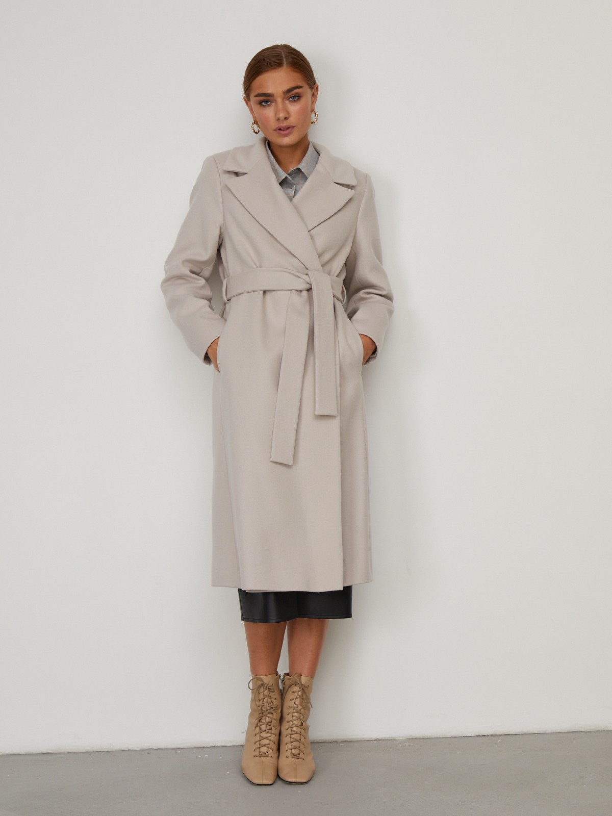 Пальто из плотной шерсти на подкладе. Модель прямого силуэта с английским воротником, классической линией плеча. Дополнено двумя вместительными втачными карманами и поясом из основного материала.
Женственный силуэт пальто и пояс, подчеркивающий талию, делает эту модель идеальным вариантом для любителей классики.

На модели размер M