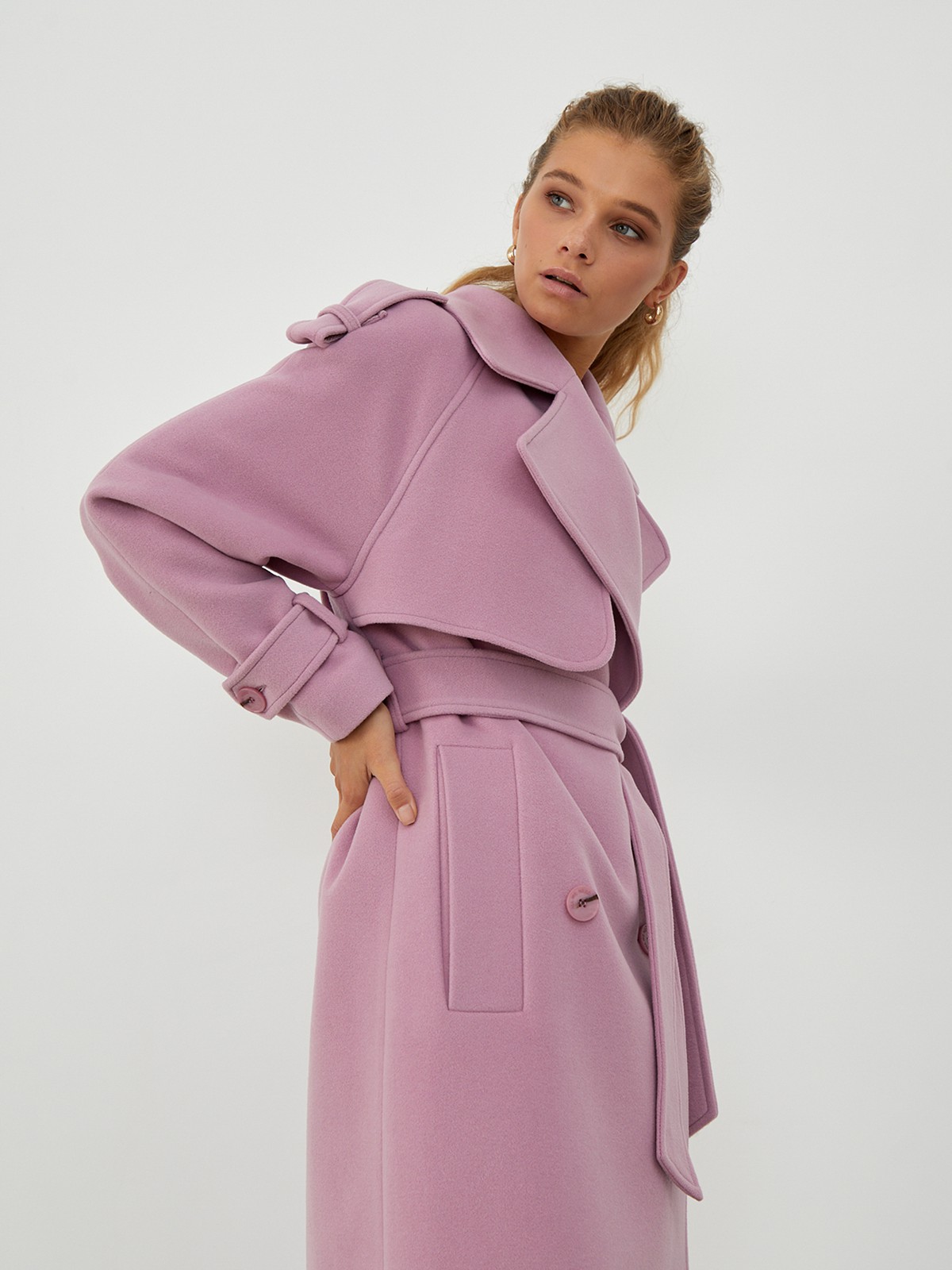 Двубортное пальто-тренч свободного кроя с застежкой на пуговицы. Дополнено поясом, пряжкой на манжетах и погонами в тон изделия. Модный силуэт оверсайз позволяет создавать дерзкие образы в стиле80-х гг.

На модели размер XS