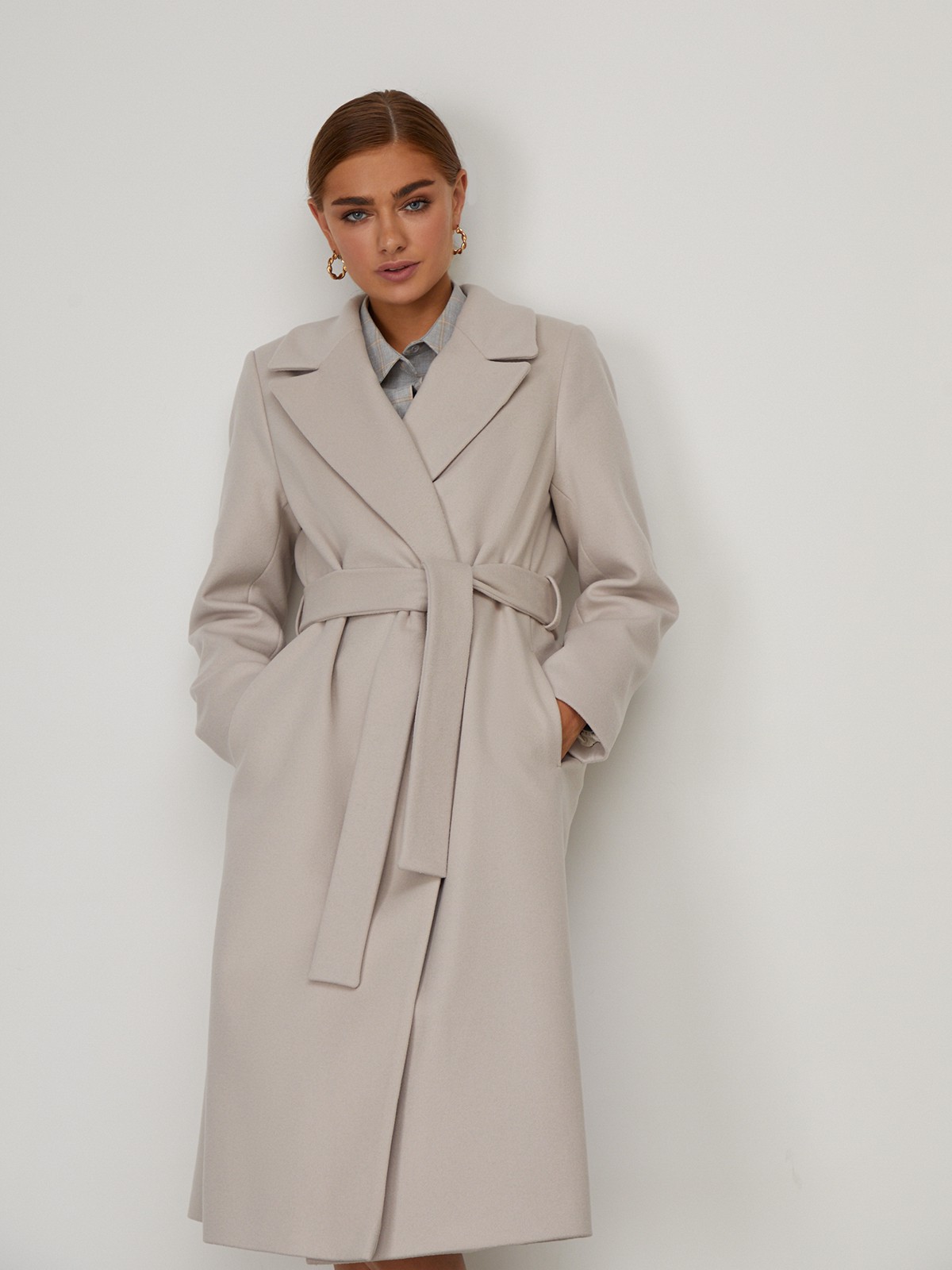 Пальто из плотной шерсти на подкладе. Модель прямого силуэта с английским воротником, классической линией плеча. Дополнено двумя вместительными втачными карманами и поясом из основного материала.
Женственный силуэт пальто и пояс, подчеркивающий талию, делает эту модель идеальным вариантом для любителей классики.

На модели размер M