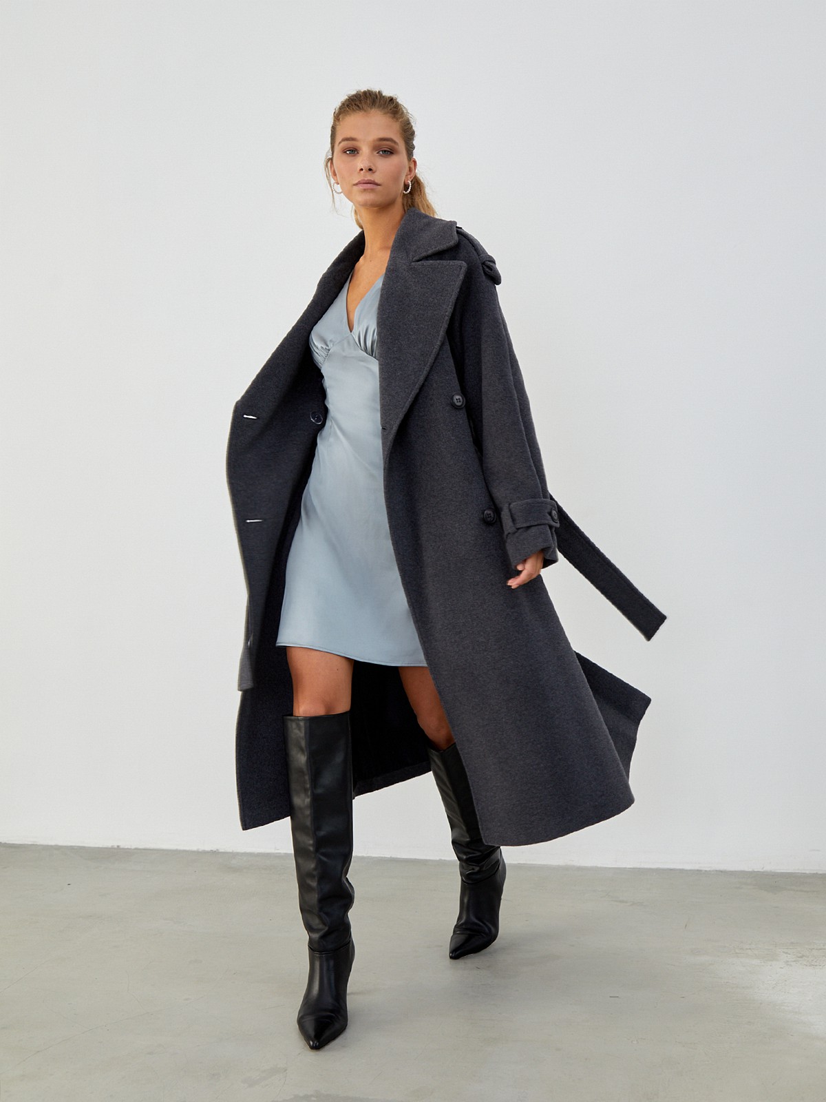 Двубортное пальто-тренч свободного кроя с застежкой на пуговицы. Дополнено поясом, пряжкой на манжетах и погонами в тон изделия. Модный силуэт оверсайз позволяет создавать дерзкие образы в стиле80-х гг.

На модели размер XS