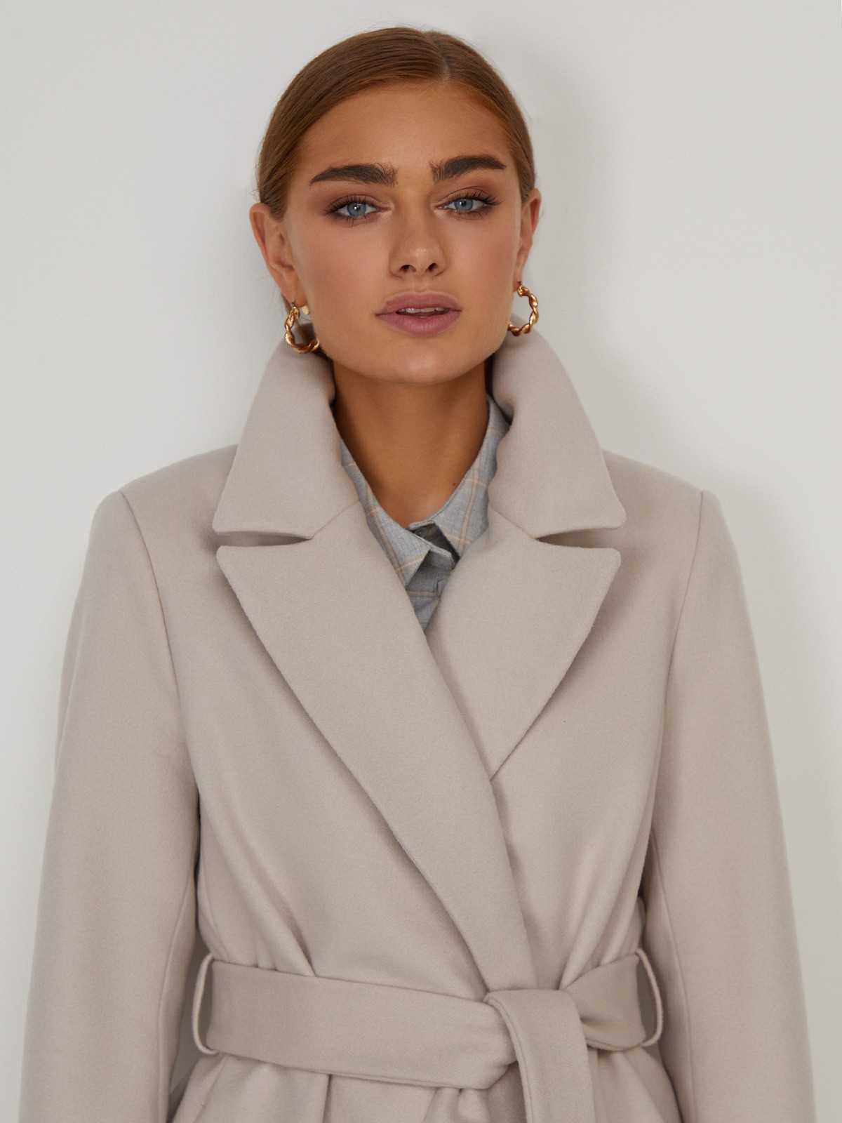 Пальто из плотной шерсти на подкладе. Модель прямого силуэта с английским воротником, классической линией плеча. Дополнено двумя вместительными втачными карманами и поясом из основного материала.
Женственный силуэт пальто и пояс, подчеркивающий талию, делает эту модель идеальным вариантом для любителей классики.

На модели размер M