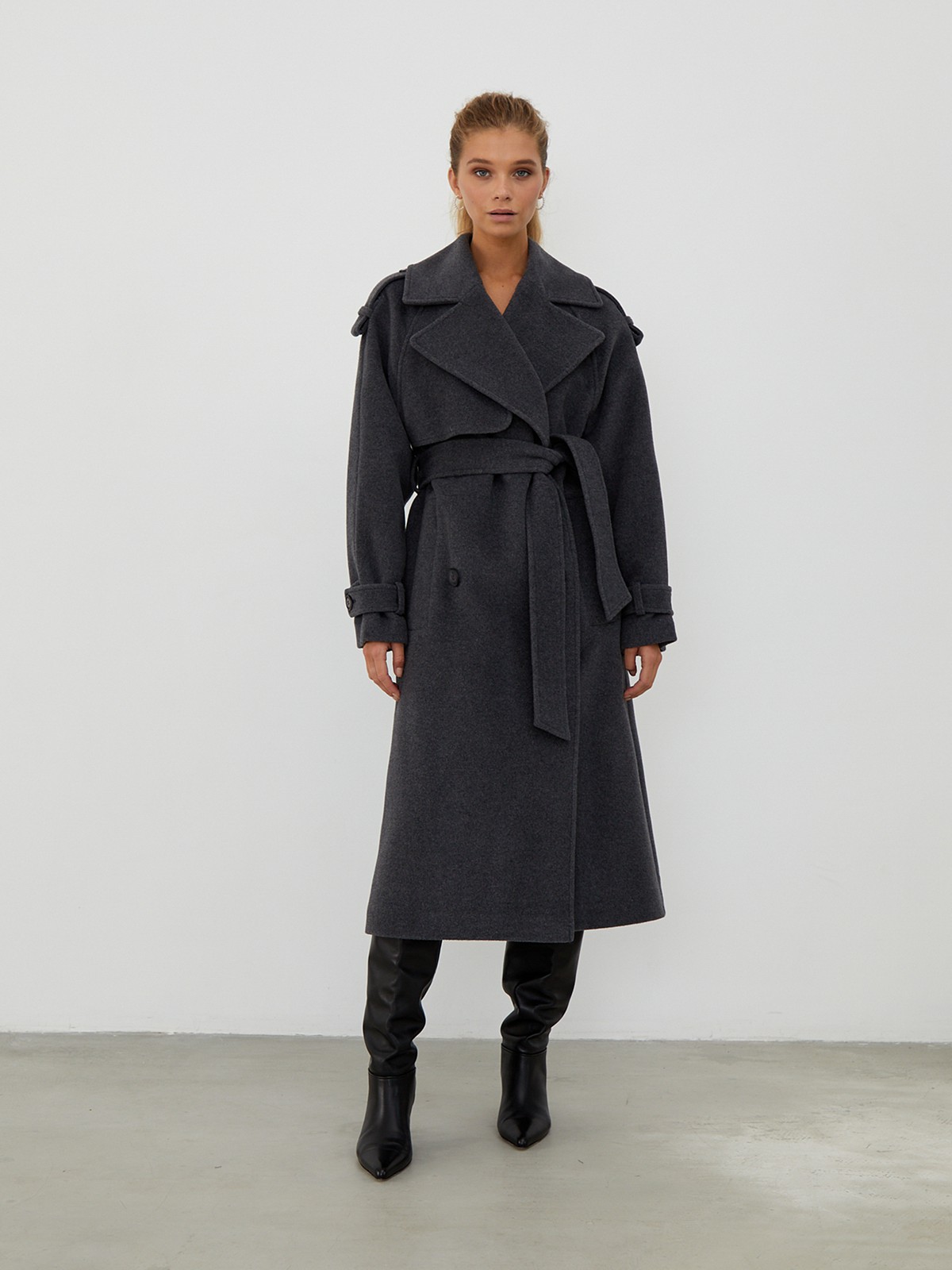 Двубортное пальто-тренч свободного кроя с застежкой на пуговицы. Дополнено поясом, пряжкой на манжетах и погонами в тон изделия. Модный силуэт оверсайз позволяет создавать дерзкие образы в стиле80-х гг.

На модели размер XS