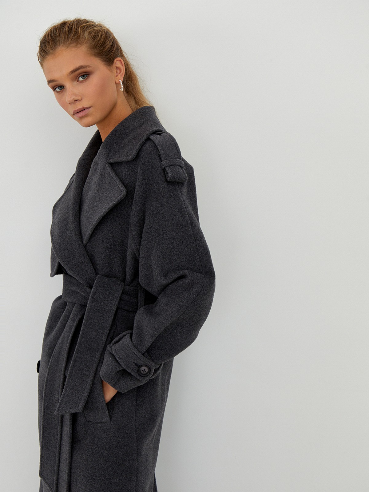 Двубортное пальто-тренч свободного кроя с застежкой на пуговицы. Дополнено поясом, пряжкой на манжетах и погонами в тон изделия. Модный силуэт оверсайз позволяет создавать дерзкие образы в стиле80-х гг.

На модели размер XS