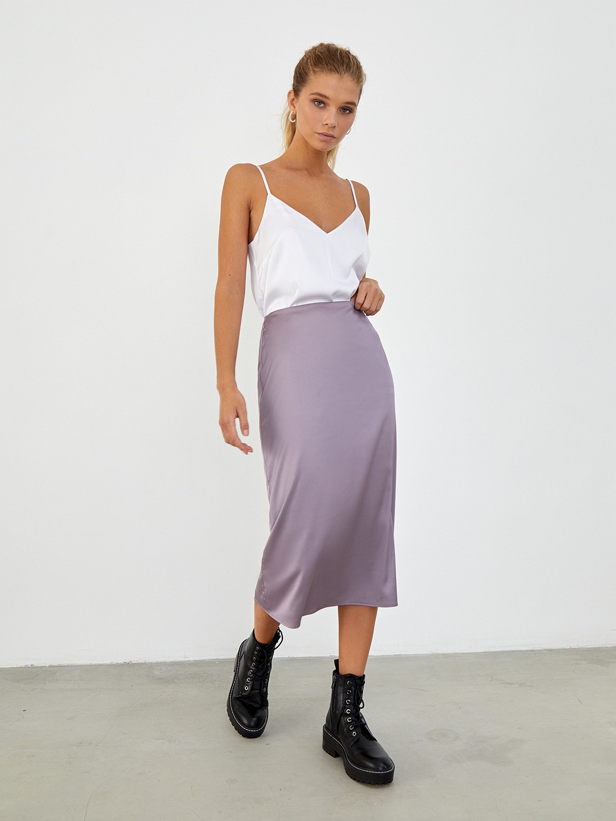 


Юбка миди средней длины из легкой атласной ткани. Средняя посадка акцентирует талию, свободно ниспадающий подол придает образу мягкость.

На модели размер XS