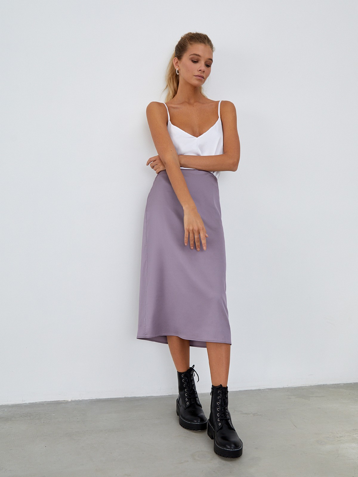 


Юбка миди средней длины из легкой атласной ткани. Средняя посадка акцентирует талию, свободно ниспадающий подол придает образу мягкость.

На модели размер XS