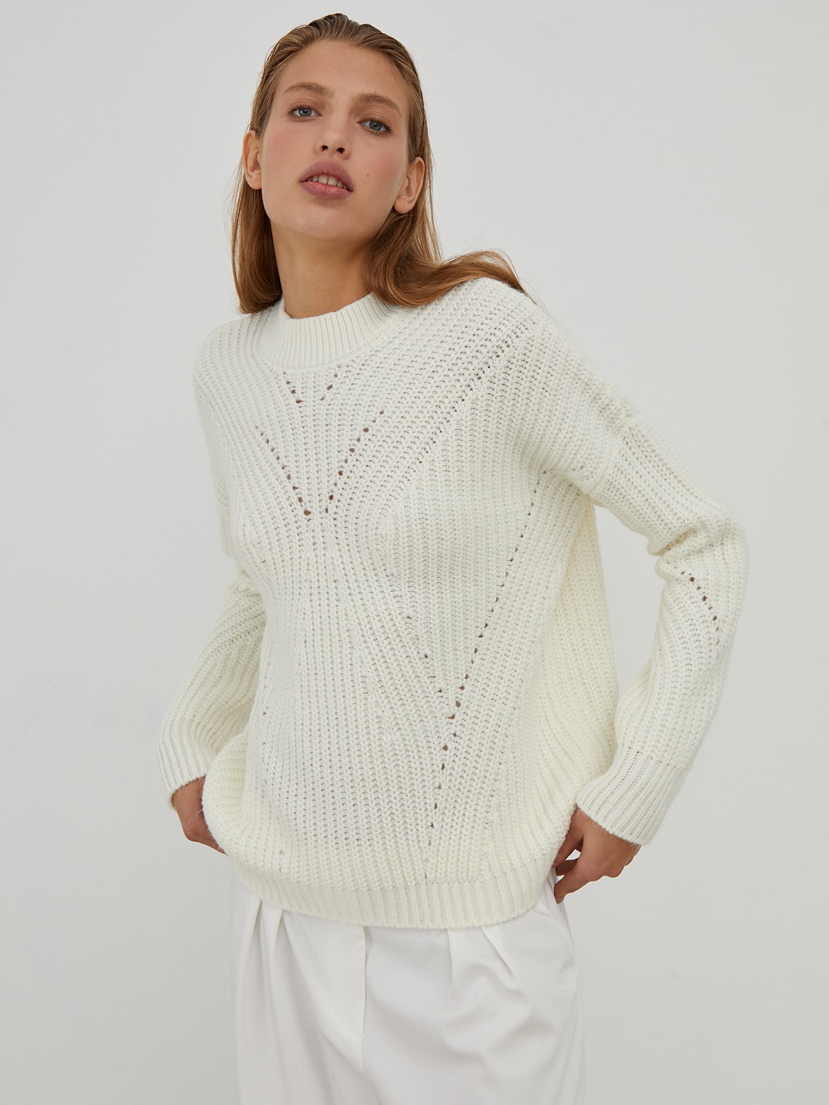 


Свитер фигурной вязки с цельнокроенным рукавом и широкой ребристой окантовкой по манжетам и воротнику-стойке.

На модели размер ONE SIZE