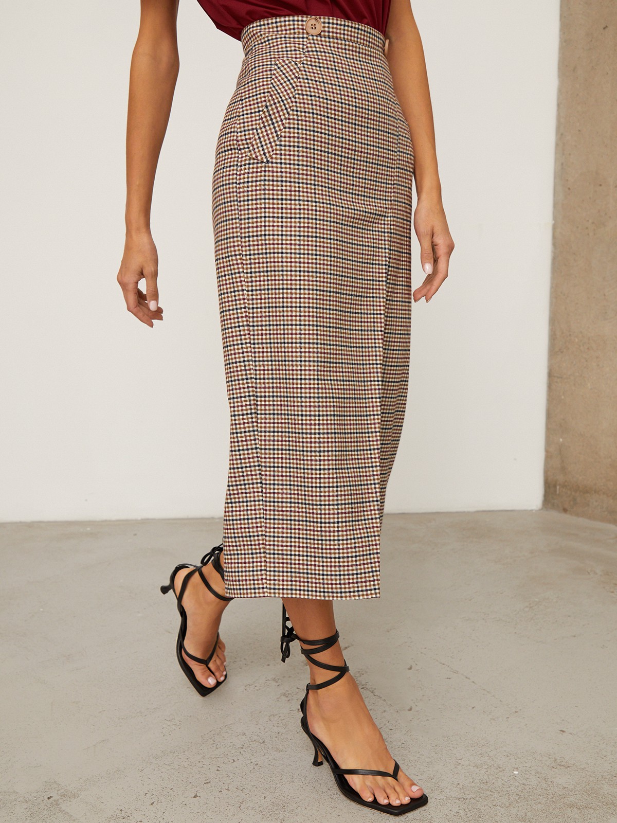 Юбка-карандаш с запАхом длины миди, дополнена карманами-листочками и пуговицей на поясе. Застегивается на потайную молнию на спинку. Сочетайте с объемным верхом: рубашкой бойфренда,блузами с запАхом,футболками, трикотажем и топами в бельевом стиле.

На модели размер XS