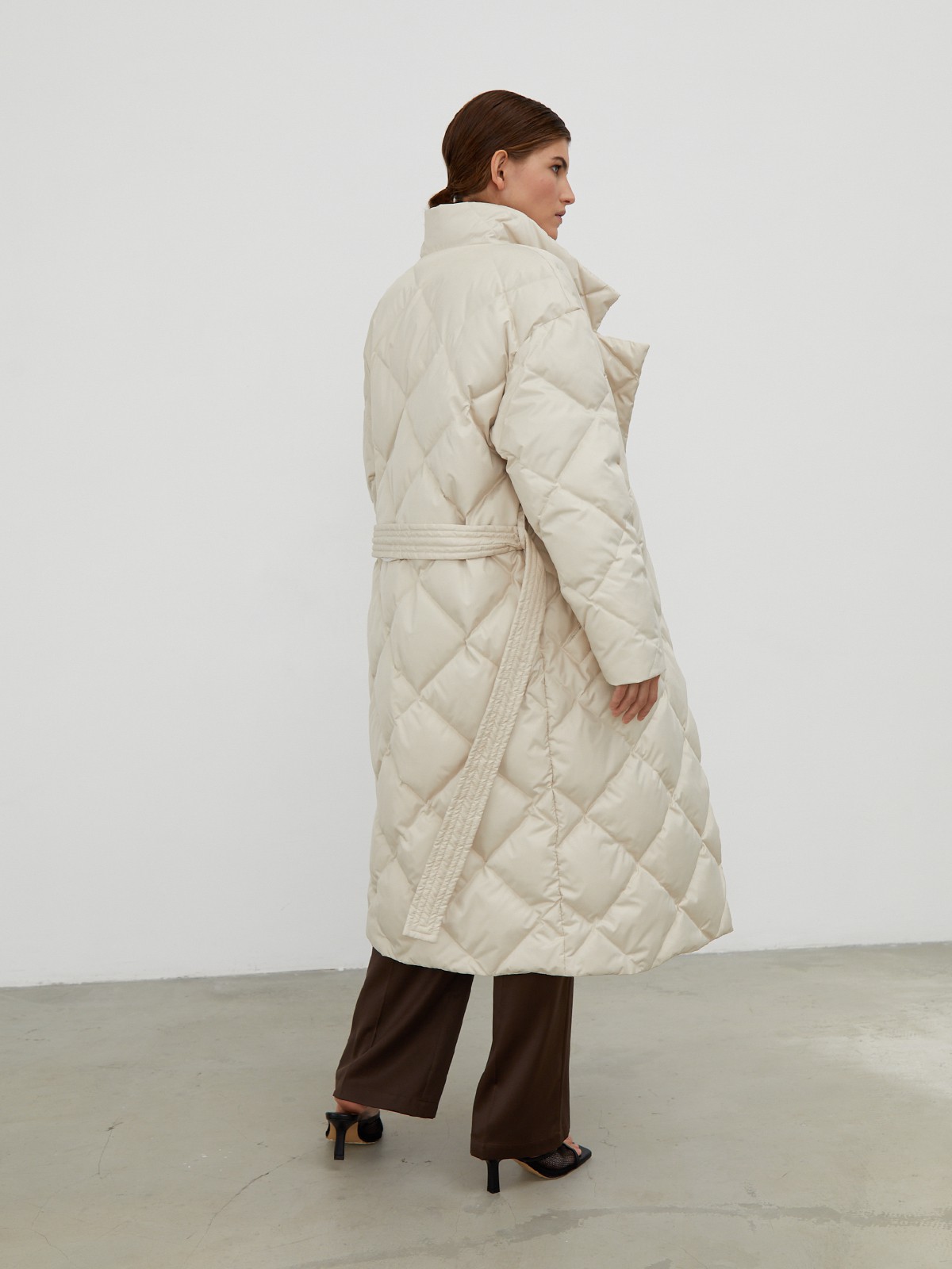 


Стеганое пальто-пуховик со стилизацией под одеяло. Стежка в ромбик служит главным дизайн-акцентом модели. Прорезные карманы, мягкий пояс на талии. Защищает от ветра и дождя, держит тепло до -25 благодаря наполнителю из гусиного пуха и пера. Практичный и стильный выбор на каждый день.

Защищает от ветра и дождя, держит тепло до -25.

На модели размер XS/S