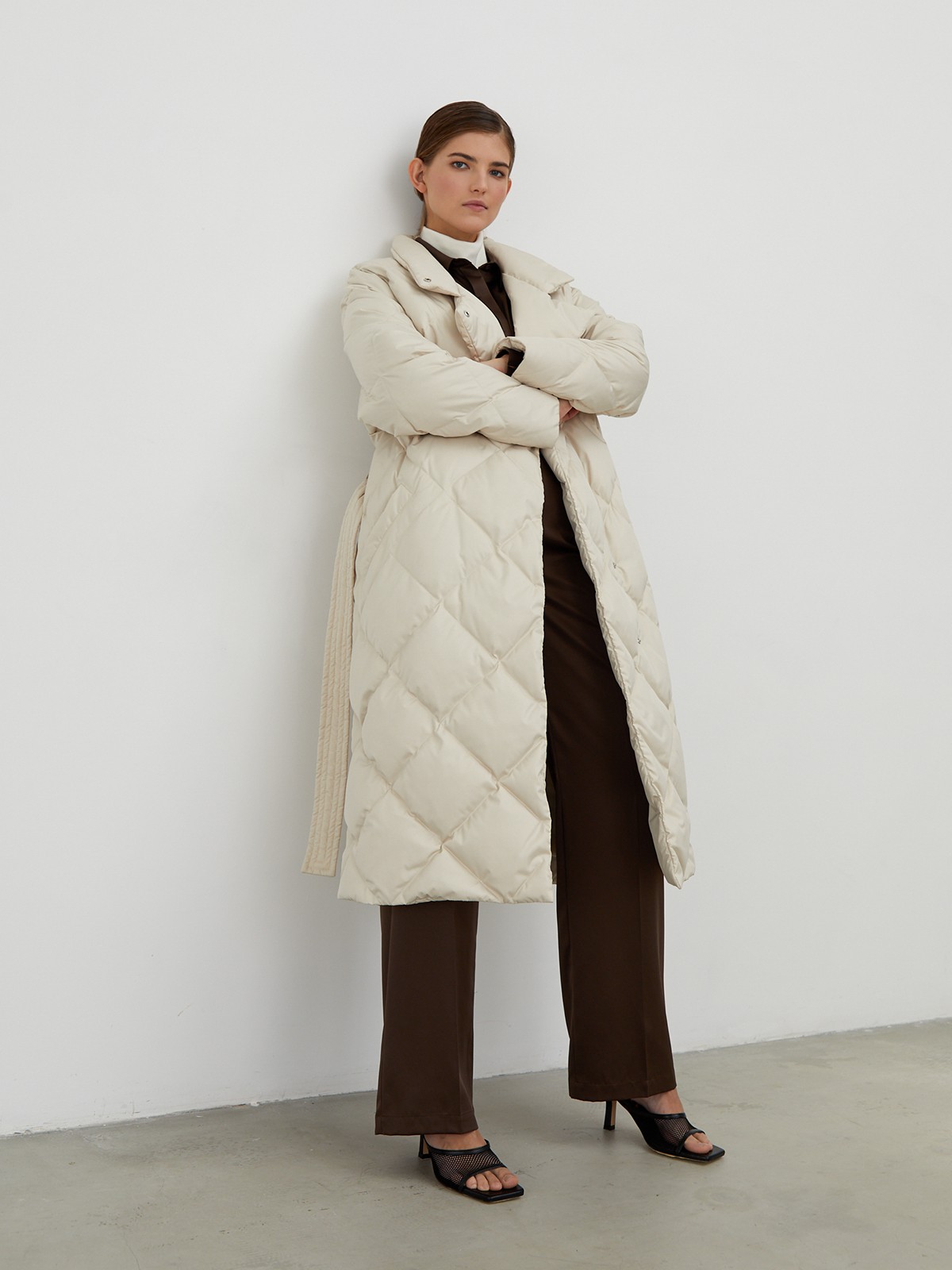 


Стеганое пальто-пуховик со стилизацией под одеяло. Стежка в ромбик служит главным дизайн-акцентом модели. Прорезные карманы, мягкий пояс на талии. Защищает от ветра и дождя, держит тепло до -25 благодаря наполнителю из гусиного пуха и пера. Практичный и стильный выбор на каждый день.

Защищает от ветра и дождя, держит тепло до -25.

На модели размер XS/S