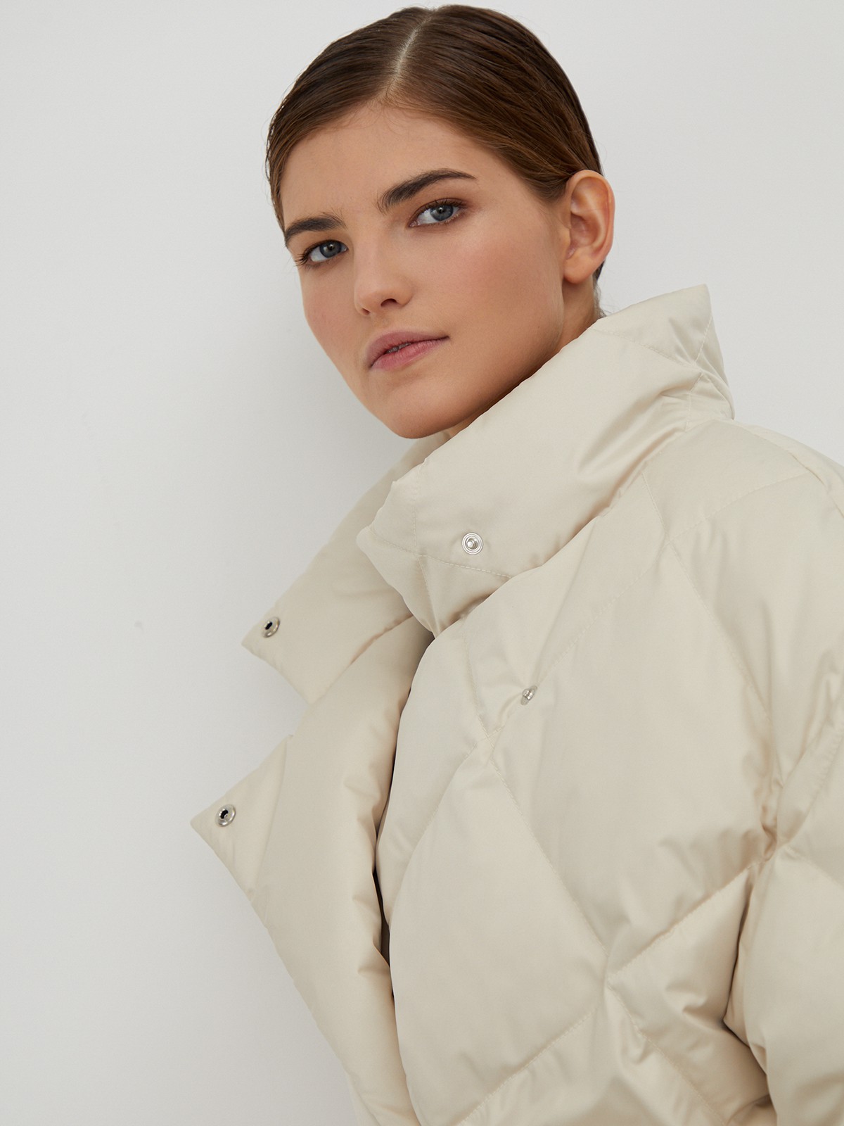 


Стеганое пальто-пуховик со стилизацией под одеяло. Стежка в ромбик служит главным дизайн-акцентом модели. Прорезные карманы, мягкий пояс на талии. Защищает от ветра и дождя, держит тепло до -25 благодаря наполнителю из гусиного пуха и пера. Практичный и стильный выбор на каждый день.

Защищает от ветра и дождя, держит тепло до -25.

На модели размер XS/S