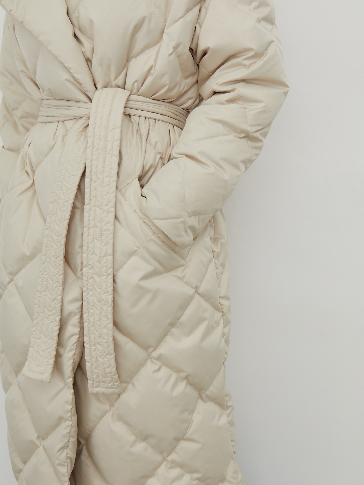 


Стеганое пальто-пуховик со стилизацией под одеяло. Стежка в ромбик служит главным дизайн-акцентом модели. Прорезные карманы, мягкий пояс на талии. Защищает от ветра и дождя, держит тепло до -25 благодаря наполнителю из гусиного пуха и пера. Практичный и стильный выбор на каждый день.

Защищает от ветра и дождя, держит тепло до -25.

На модели размер XS/S