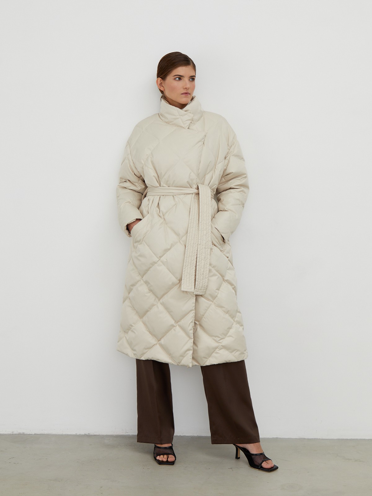 


Стеганое пальто-пуховик со стилизацией под одеяло. Стежка в ромбик служит главным дизайн-акцентом модели. Прорезные карманы, мягкий пояс на талии. Защищает от ветра и дождя, держит тепло до -25 благодаря наполнителю из гусиного пуха и пера. Практичный и стильный выбор на каждый день.

Защищает от ветра и дождя, держит тепло до -25.

На модели размер XS/S